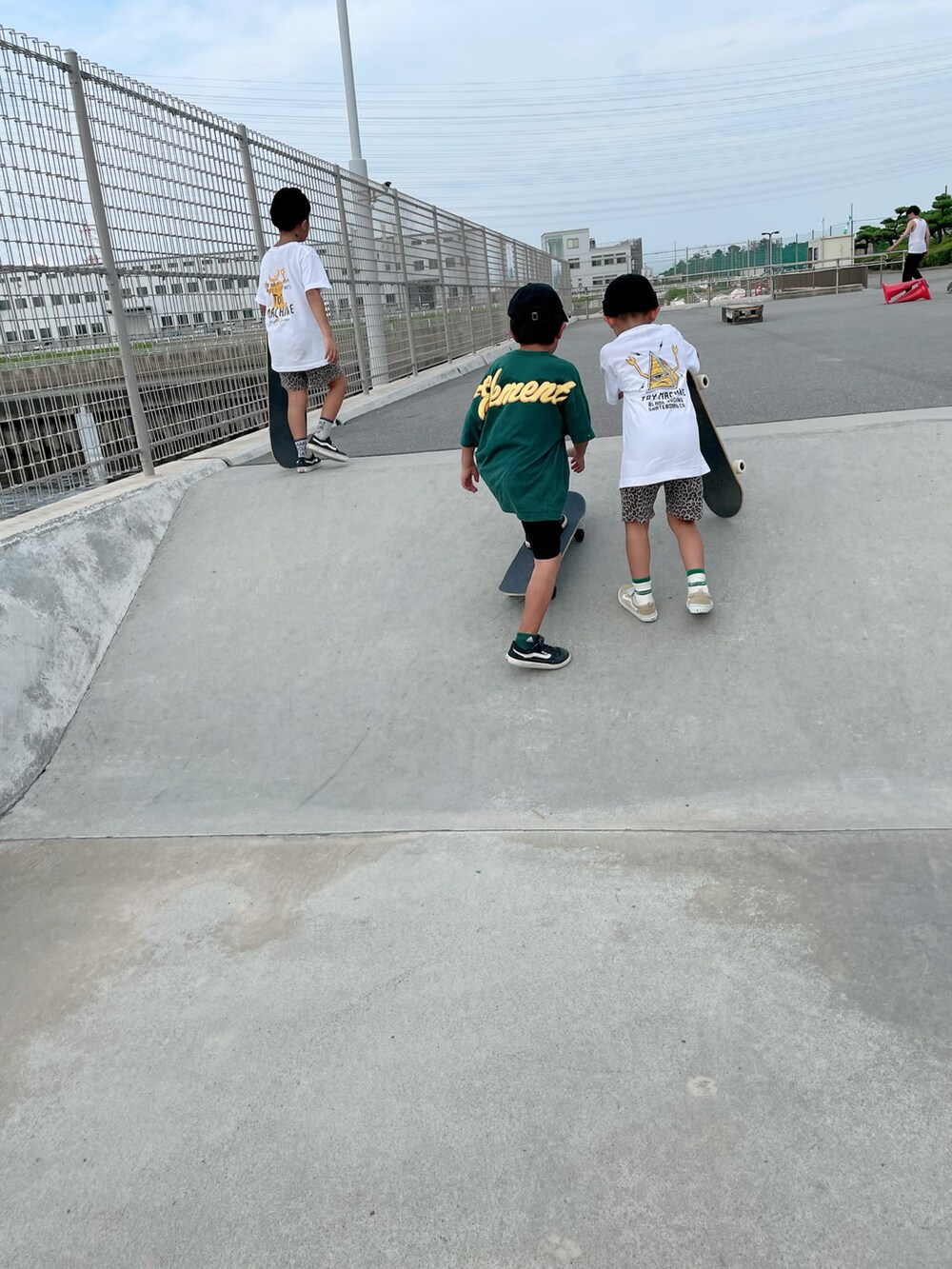「休日スタイル、キッズコーデ、夏コーデ、キッズファッション、カジュアルコーデ、スケータースタイル、スケーター、夏だ！Tシャツ着よう！、夏セールで買いました」｜「TOY　MACHINEのTOY MACHINE/トイマシーン　スケートボードブランド　バックプリントTシャツ　21S908-42（Tシャツ/カットソー、ホワイト系）」を使った、aoeetoさん（キッズ・120cm）の夏コーディネートの3枚目の写真
