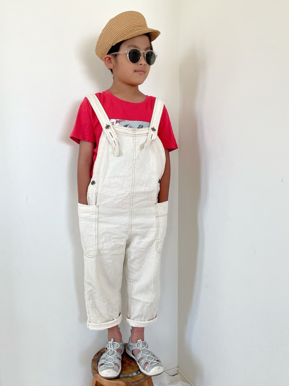 「夏コーデ、休日スタイル、キッズファッション、ゆるコーデ、むぎわら帽子、サンダル、男の子コーデ、スポーツサンダル、着回しコーデ、オーバーオール、サロペット、レース、サングラス、マリオ、マリオコーデ」｜「KEENのMOXIE SANDAL / モキシー サンダル（サンダル、シルバー系）」を使った、aoeetoさん（キッズ・120cm）の夏コーディネートの3枚目の写真