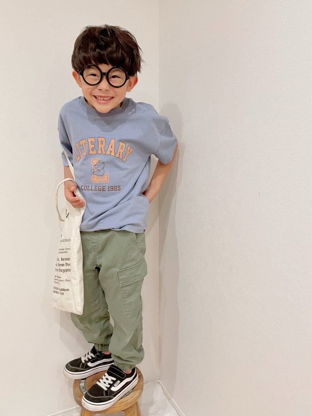 「カジュアルコーデ、キッズファッション、小学生、プチプラ、カーゴパンツ、プリントT、めがね、トートバッグ、淡色コーデ」｜「Birthdayのアイテム（トップス、ブルー系）」を使った、aoeetoさん（キッズ・120cm）の春コーディネートの2枚目の写真