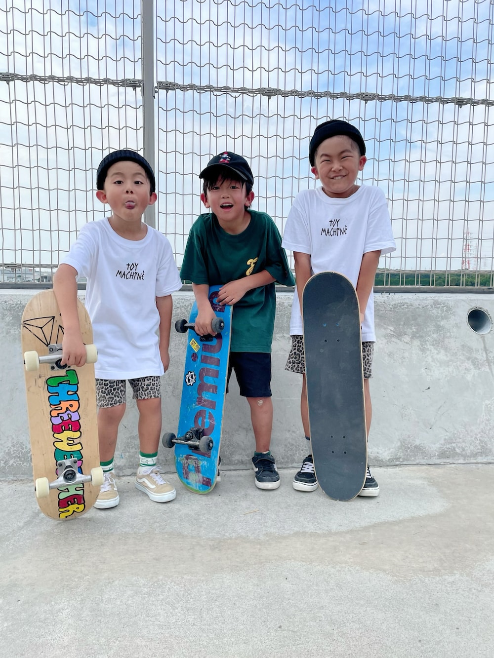 「休日スタイル、キッズコーデ、夏コーデ、キッズファッション、カジュアルコーデ、スケータースタイル、スケーター、夏だ！Tシャツ着よう！、夏セールで買いました」｜「TOY　MACHINEのTOY MACHINE/トイマシーン　スケートボードブランド　バックプリントTシャツ　21S908-42（Tシャツ/カットソー、ホワイト系）」を使った、aoeetoさん（キッズ・120cm）の夏コーディネートの2枚目の写真