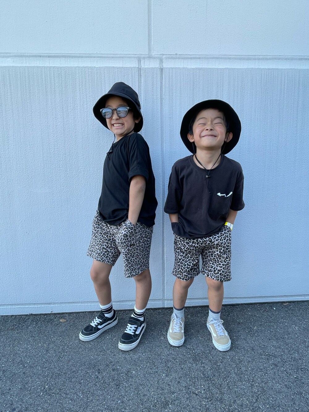 「レオパード、ハーフパンツ、ブラック、ハット、サングラス、カジュアル、兄弟コーディネート、リンクコーデ、小学生、休日スタイル」｜「pairmanonの【プレミアムコットン100%】ビッグシルエットポケット付き半袖Tシャツ（Tシャツ/カットソー、ブラック系）」を使った、aoeetoさん（キッズ・120cm）の夏コーディネートの2枚目の写真