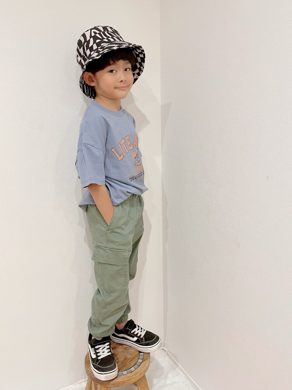 「カジュアルコーデ、キッズファッション、小学生、プチプラ、カーゴパンツ、プリントT、めがね、トートバッグ、淡色コーデ」｜「Birthdayのアイテム（トップス、ブルー系）」を使った、aoeetoさん（キッズ・120cm）の春コーディネートの4枚目の写真