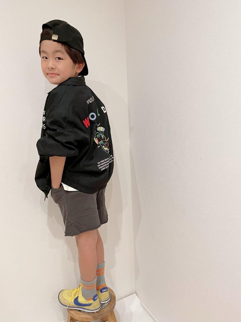 「春夏コーデ、Tシャツ、ベトジャン、春アウター、ハーフパンツ、キャップ、ラインソックス、イエロー、カジュアル、プチプラ、キッズコーデ」｜「BREEZEのベトジャン（その他アウター、ブラック系）」を使った、aoeetoさん（キッズ・120cm）の春コーディネートの2枚目の写真