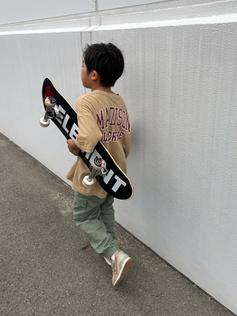 「夏コーデ、キッズファッション、ラクチンコーデ、カーゴパンツ、オーバーサイズ、ビッグシルエット、カジュアル、スケータースタイル、スケボー、小学生、キャップ」｜「THE CASUALのプリントデザイン 半袖 ビッグT キッズ（Tシャツ/カットソー、ベージュ系）」を使った、aoeetoさん（キッズ・120cm）の夏コーディネートの2枚目の写真