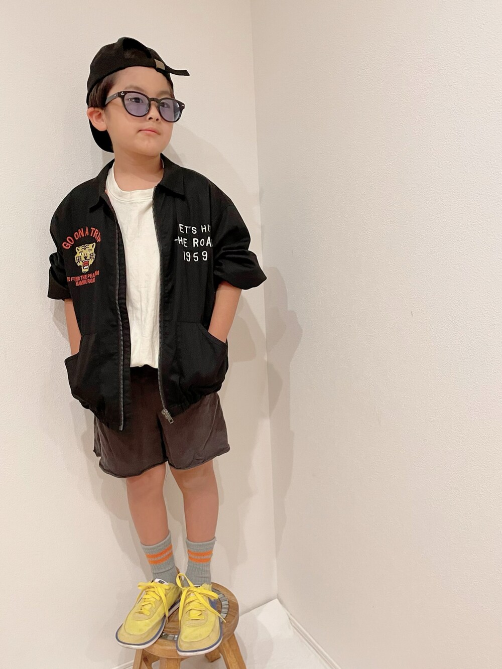 「春夏コーデ、Tシャツ、ベトジャン、春アウター、ハーフパンツ、キャップ、ラインソックス、イエロー、カジュアル、プチプラ、キッズコーデ」｜「BREEZEのベトジャン（その他アウター、ブラック系）」を使った、aoeetoさん（キッズ・120cm）の春コーディネートの3枚目の写真