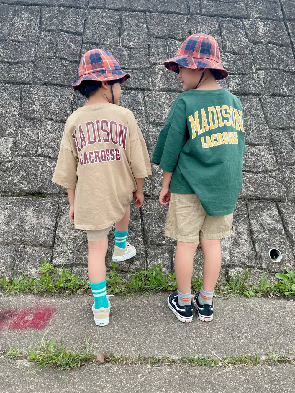 「ごきげんウィーク、休日スタイル、キッズファッション、ZOZOKIDSDAY、ハット、ロゴT、ハーフパンツ、兄弟コーディネート、リンクコーデ、女の子コーデ、プチプラ、カジュアル、小学生」｜「THE CASUALのプリントデザイン 半袖 ビッグT キッズ（Tシャツ/カットソー、グリーン系）」を使った、aoeetoさん（キッズ・120cm）の春コーディネートの2枚目の写真