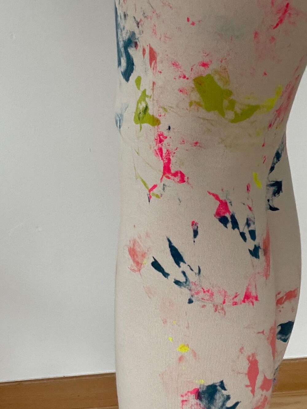 ブラウン系のTシャツ/カットソー、ホワイト系のレギンス/スパッツを着用したレディースの春コーディネートの4枚目の写真