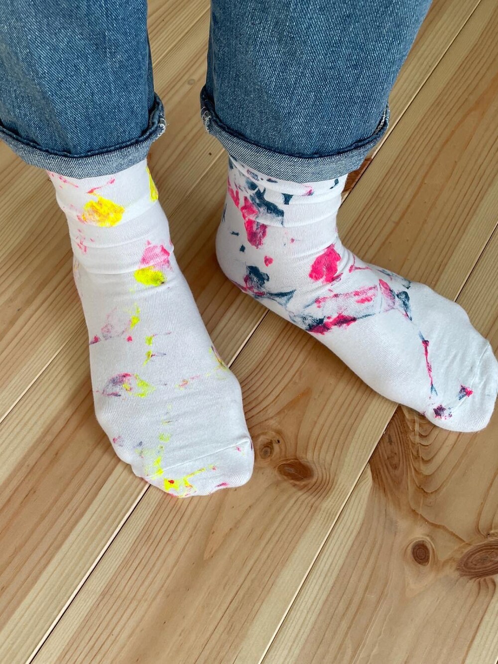 ホワイト系のTシャツ/カットソー、ブルー系のサロペット/オーバーオール、ブルー系のその他を着用したレディースの春コーディネートの2枚目の写真