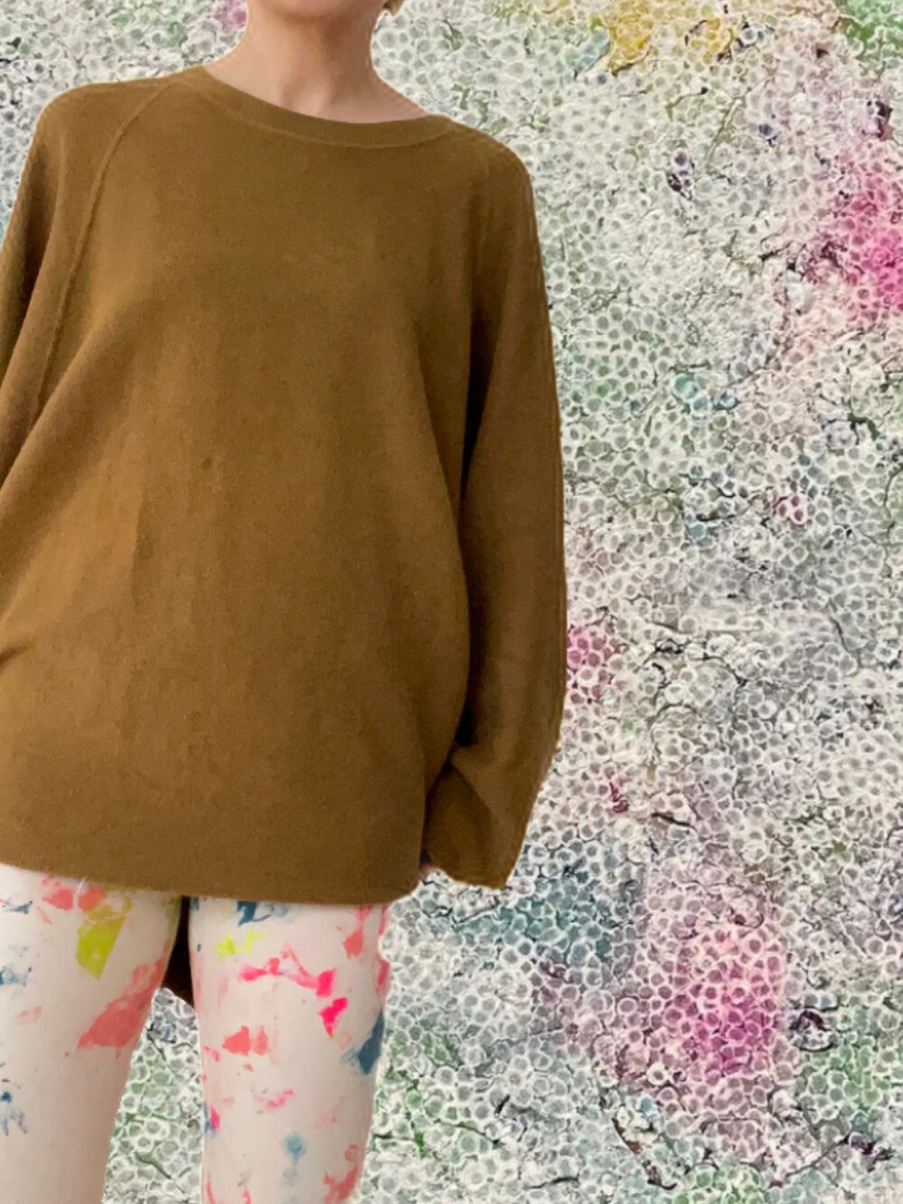 ブラウン系のTシャツ/カットソー、ホワイト系のレギンス/スパッツを着用したレディースの春コーディネートの2枚目の写真