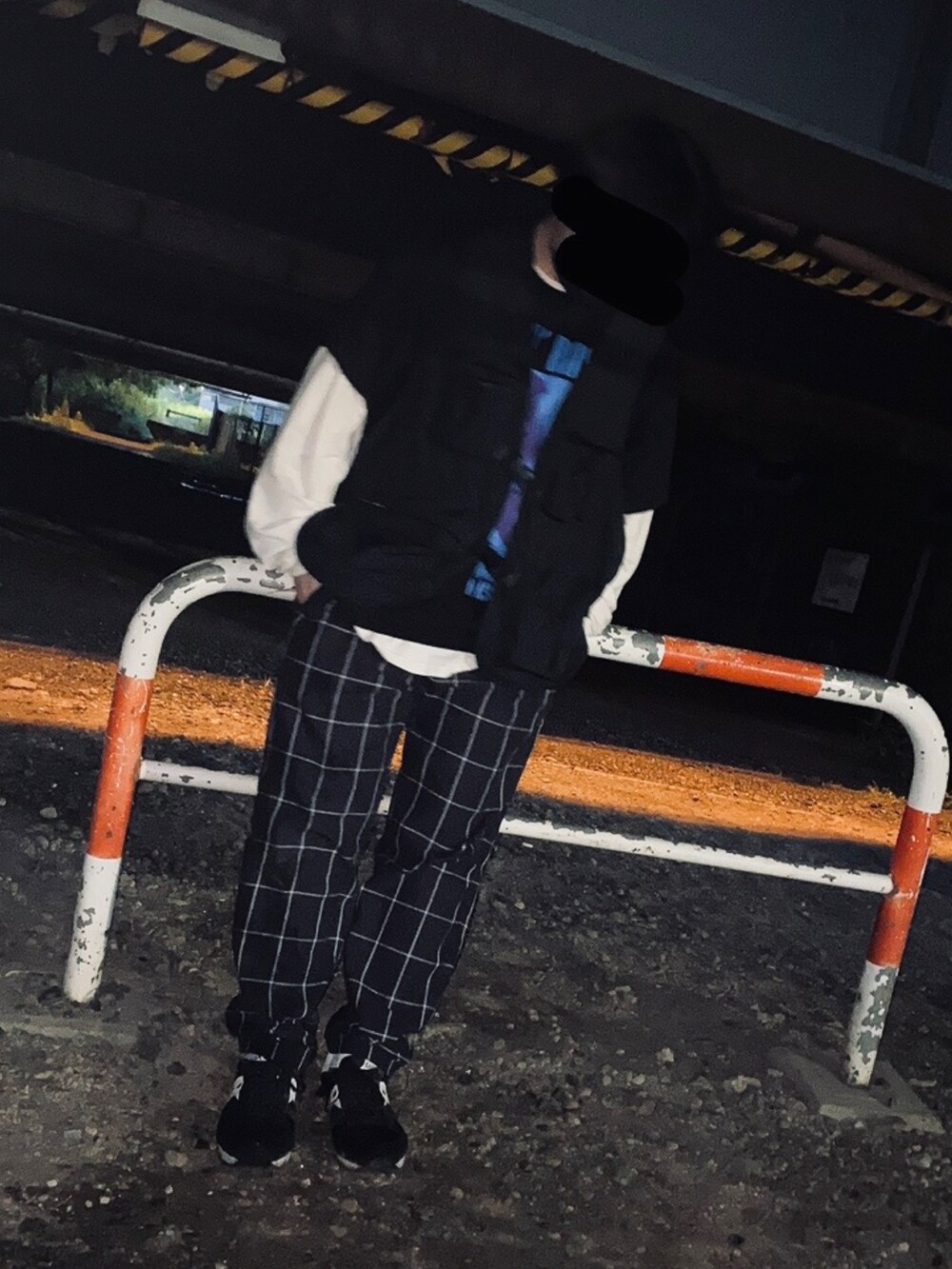 「レイヤードスタイル、フィッシングベスト、チェックパンツ、ストリート、バンドT、ロンT」｜「H&Mのアイテム（ベスト、ブラック系）」を使った、人さん（メンズ・168cm）の夏コーディネートの2枚目の写真