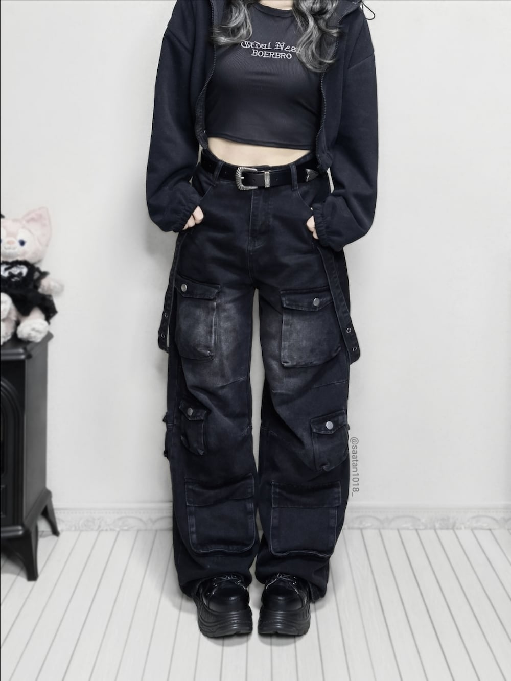 「レイヤードスタイル、オーバーサイズ、ハイウエスト、ハイウエストデニム、カーゴパンツ、y2k、ストリート、キャラT、厚底シューズ、骨格ウェーブ、ウルフカット、クロップドトップス、韓国ファッション」｜「NOVESSELの『NOVESSEL/ノベセル』立体ポケットデニムカーゴパンツ（カーゴパンツ、ブラック系）」を使った、れいしすさん（レディース・154cm）の冬コーディネートの3枚目の写真