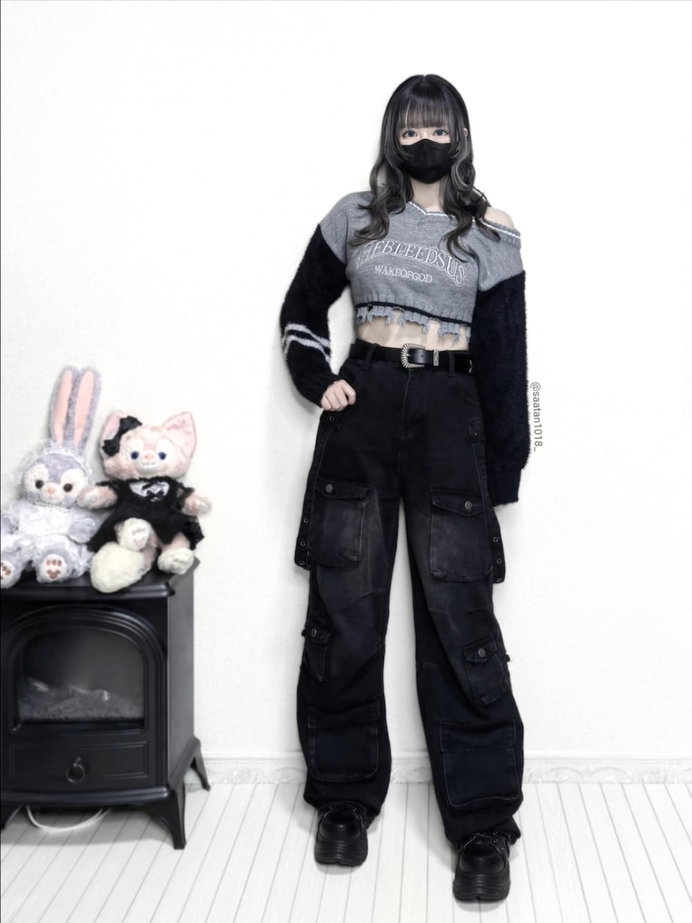 「レイヤードスタイル、オーバーサイズ、ハイウエスト、ハイウエストデニム、カーゴパンツ、y2k、ストリート、キャラT、厚底シューズ、骨格ウェーブ、ウルフカット、クロップドトップス、韓国ファッション」｜「NOVESSELの『NOVESSEL/ノベセル』立体ポケットデニムカーゴパンツ（カーゴパンツ、ブラック系）」を使った、れいしすさん（レディース・154cm）の冬コーディネートの4枚目の写真