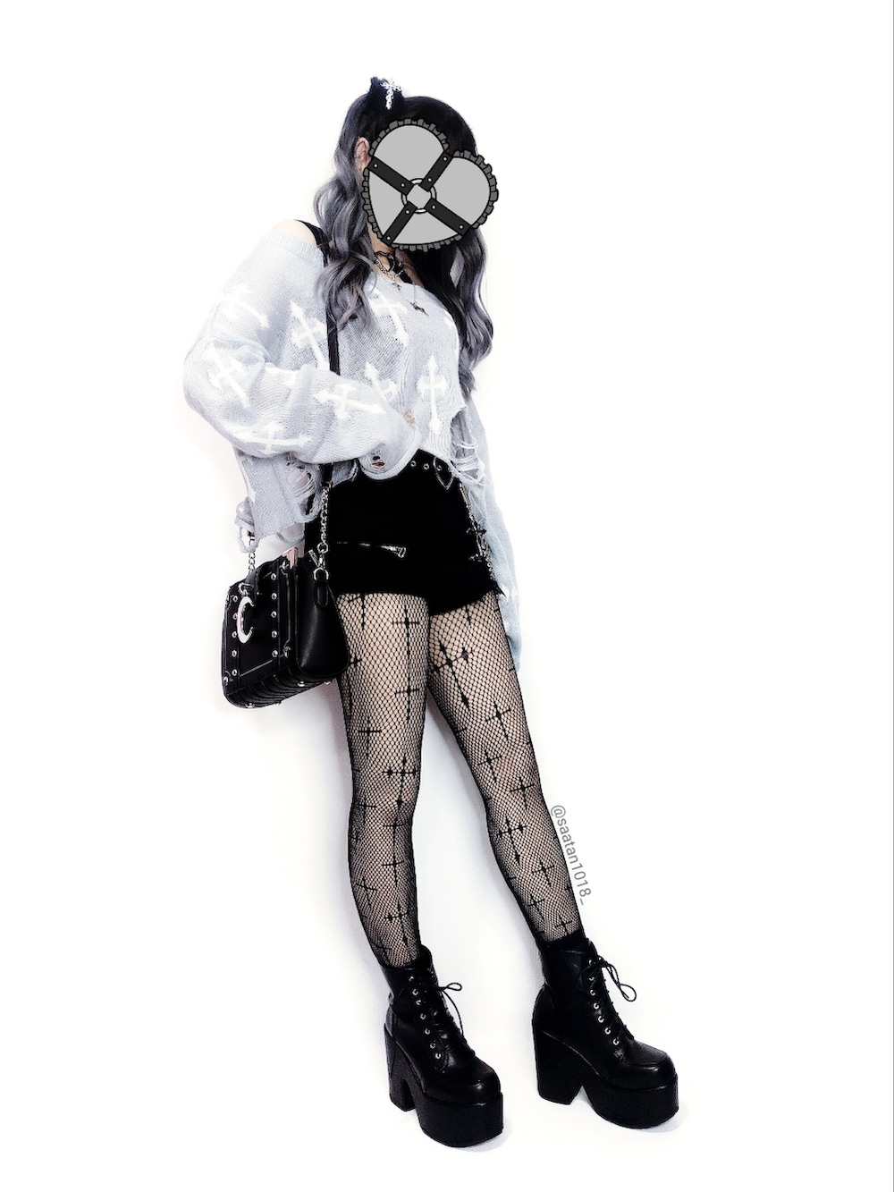 ブラック系のデニムパンツ、ブラック系のブーツ、ブルー系のニット/セーターを着用したレディースの夏コーディネートの4枚目の写真