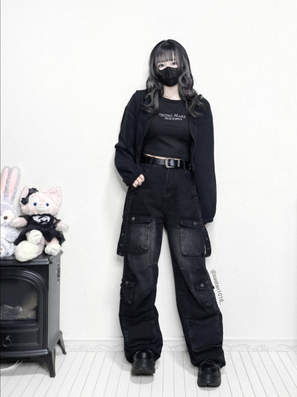 「レイヤードスタイル、オーバーサイズ、ハイウエスト、ハイウエストデニム、カーゴパンツ、y2k、ストリート、キャラT、厚底シューズ、骨格ウェーブ、ウルフカット、クロップドトップス、韓国ファッション」｜「NOVESSELの『NOVESSEL/ノベセル』立体ポケットデニムカーゴパンツ（カーゴパンツ、ブラック系）」を使った、れいしすさん（レディース・154cm）の冬コーディネートの2枚目の写真