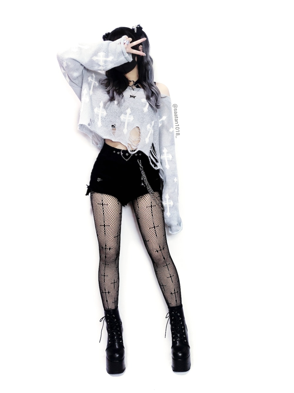 ブラック系のデニムパンツ、ブラック系のブーツ、ブルー系のニット/セーターを着用したレディースの夏コーディネートの2枚目の写真