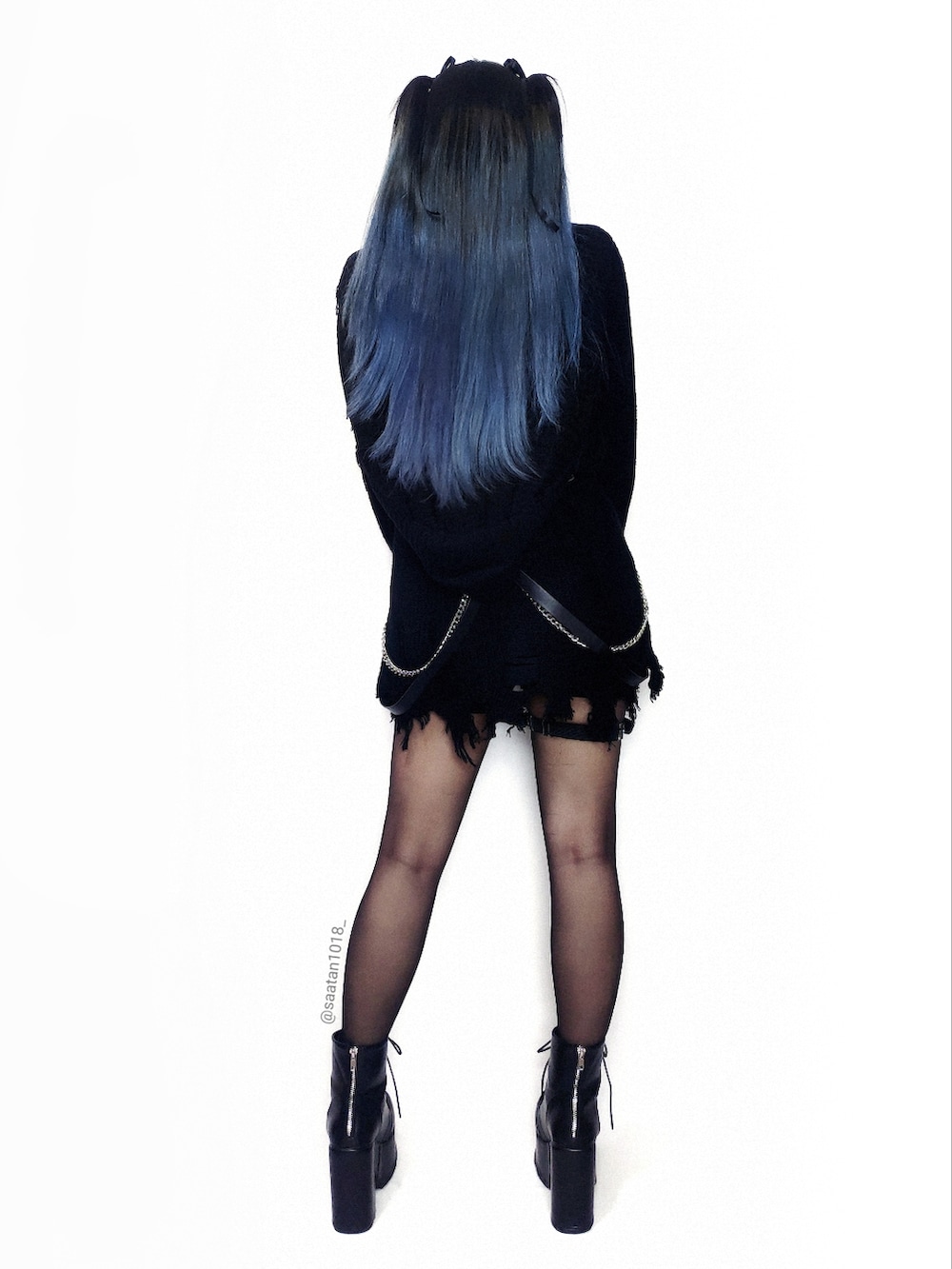 ブラック系のブーツ、ブラック系のチュニック、ブラック系のパンツを着用したレディースの春コーディネートの4枚目の写真