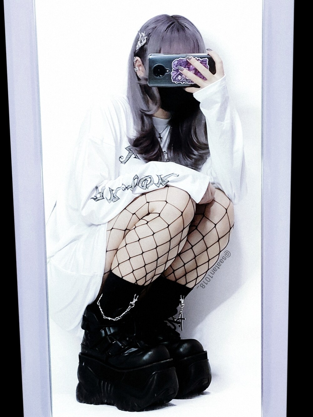 ホワイト系のTシャツ/カットソー、ブラック系のスニーカー、ブラック系のその他パンツを着用したレディースの秋コーディネートの3枚目の写真