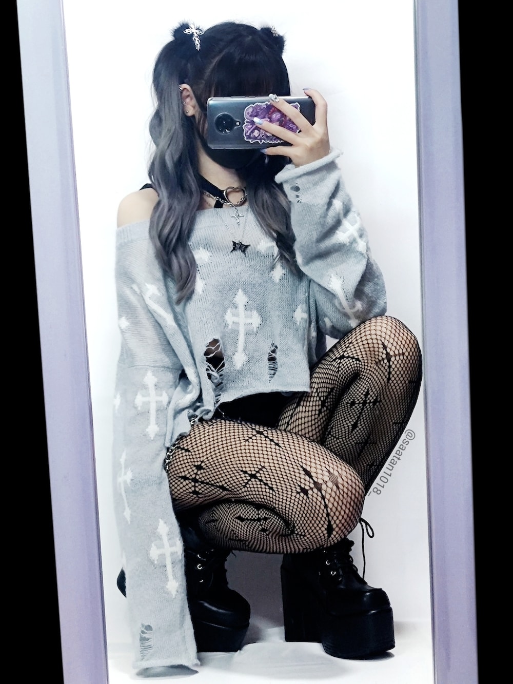 ブラック系のデニムパンツ、ブラック系のブーツ、ブルー系のニット/セーターを着用したレディースの夏コーディネートの3枚目の写真