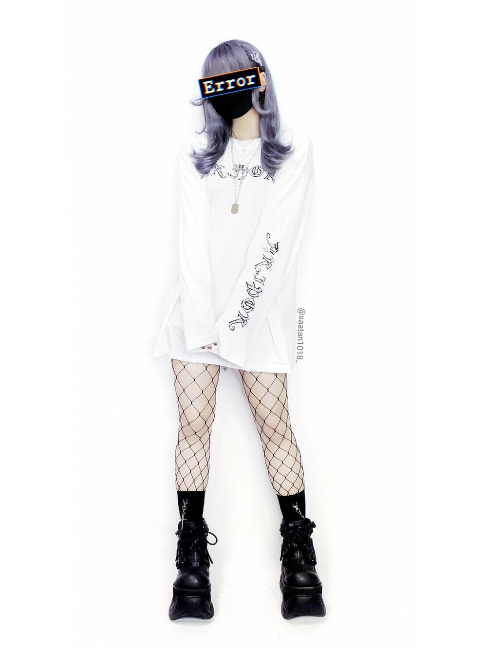 ホワイト系のTシャツ/カットソー、ブラック系のスニーカー、ブラック系のその他パンツを着用したレディースの秋コーディネートの5枚目の写真