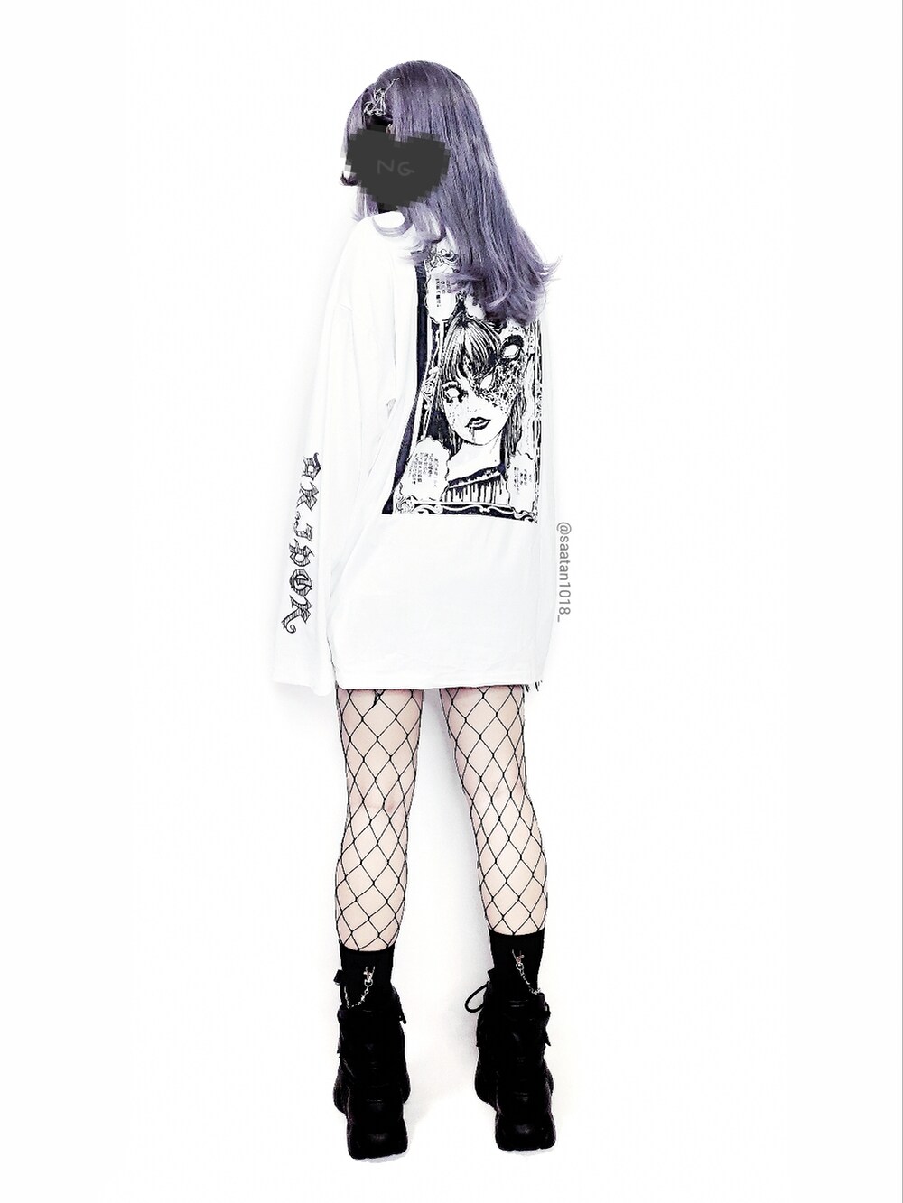 ホワイト系のTシャツ/カットソー、ブラック系のスニーカー、ブラック系のその他パンツを着用したレディースの秋コーディネートの2枚目の写真