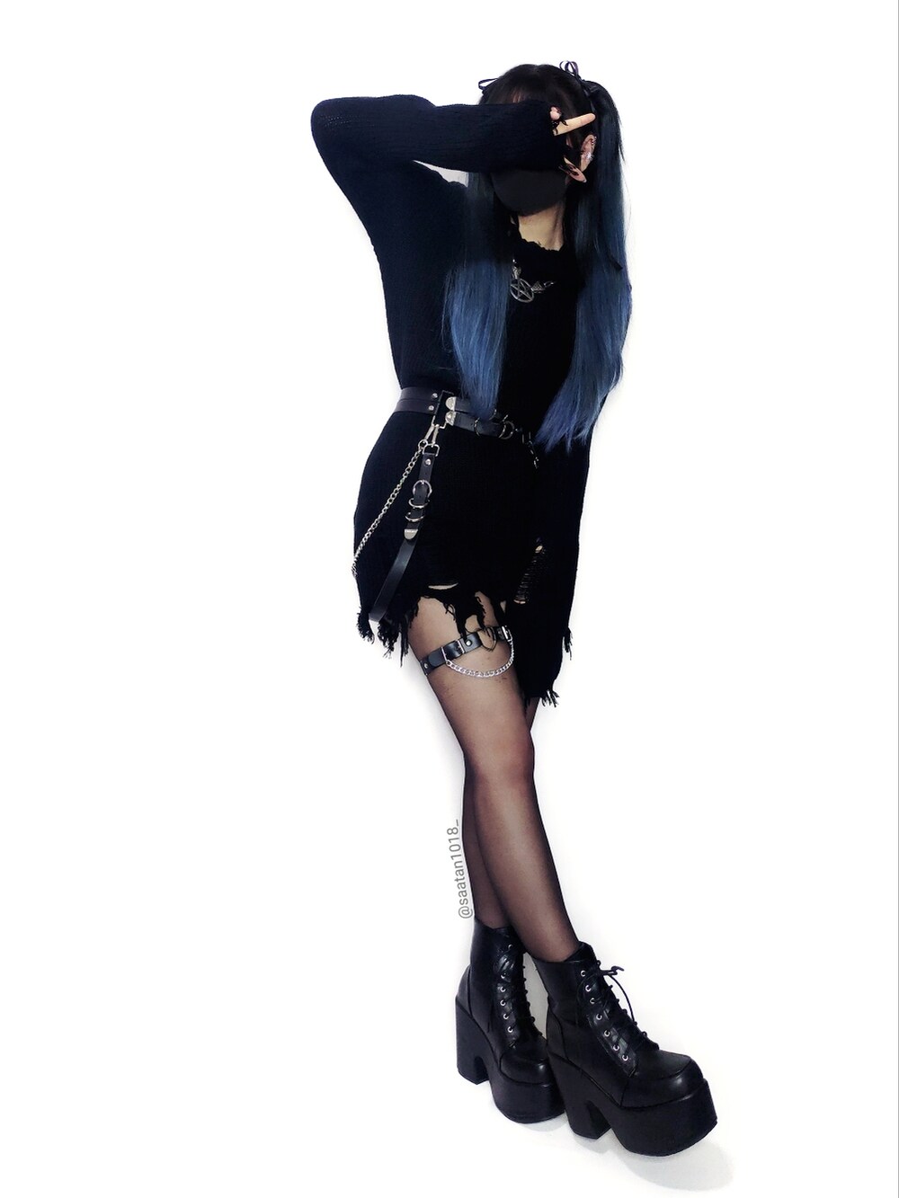 ブラック系のブーツ、ブラック系のチュニック、ブラック系のパンツを着用したレディースの春コーディネートの3枚目の写真