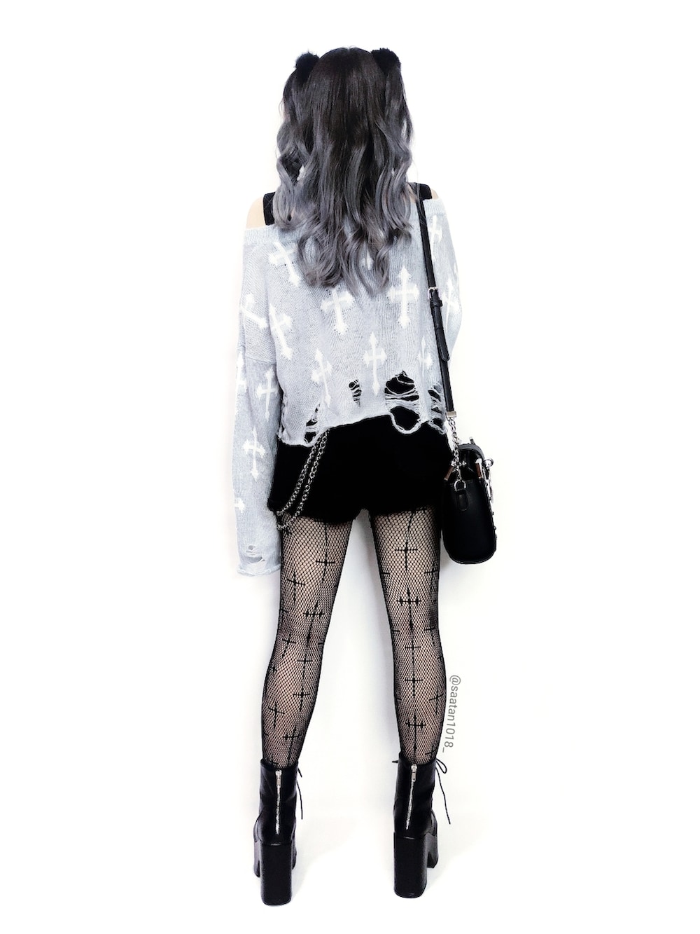 ブラック系のデニムパンツ、ブラック系のブーツ、ブルー系のニット/セーターを着用したレディースの夏コーディネートの5枚目の写真