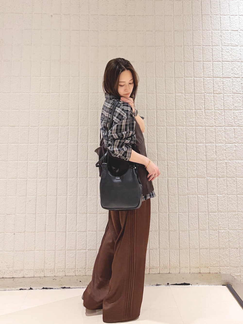 ブラック系のシャツ/ブラウス、ブラウン系のその他パンツ、ブラック系のショルダーバッグを着用したレディースの夏コーディネートの3枚目の写真