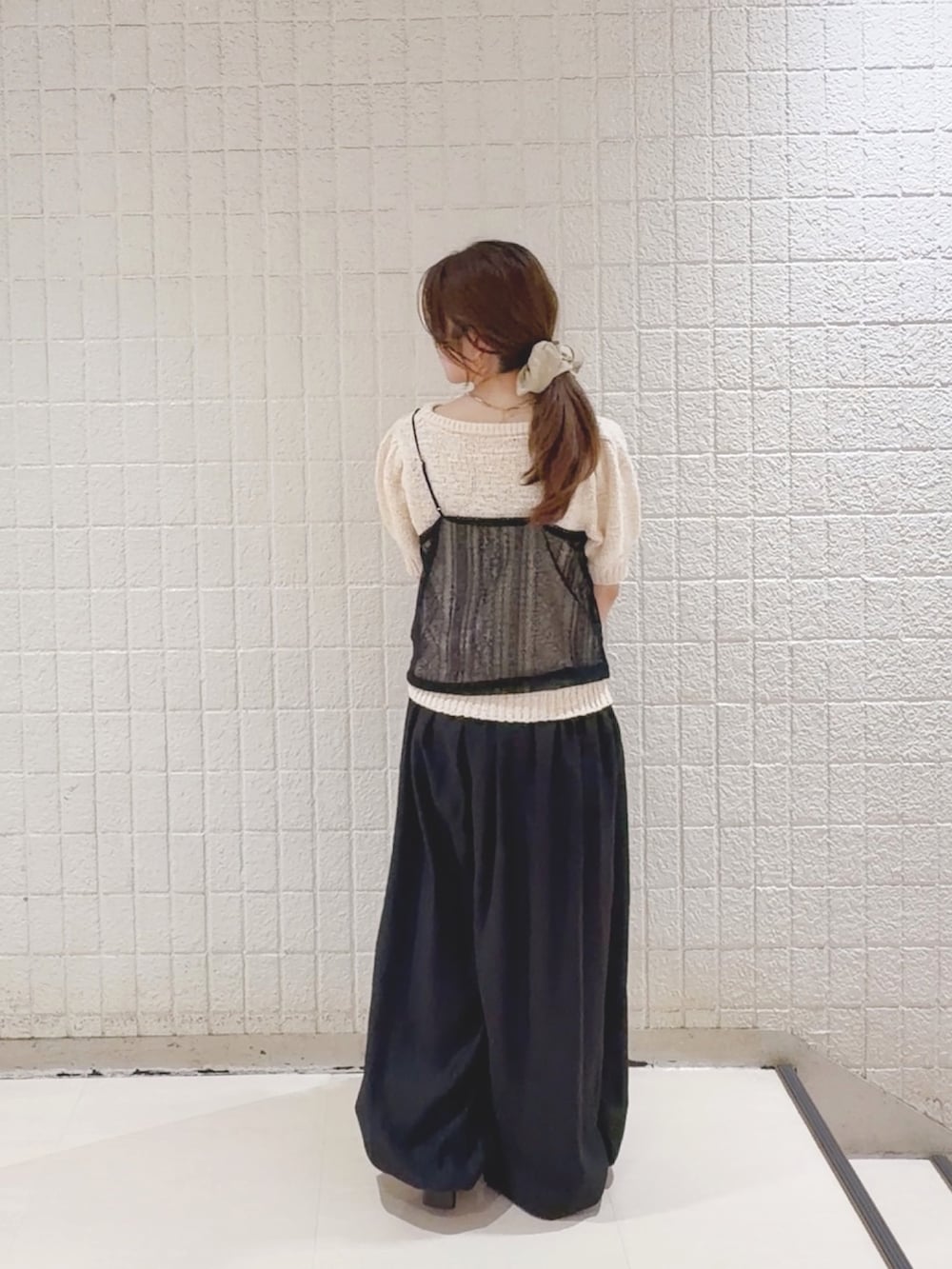 ホワイト系のニット/セーター、ブラック系のキャミソール、ブラック系のその他パンツを着用したレディースの夏コーディネートの3枚目の写真