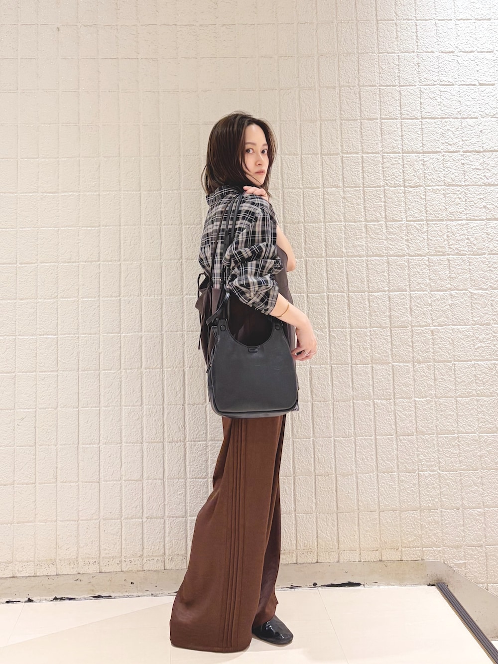 ブラック系のシャツ/ブラウス、ブラウン系のその他パンツ、ブラック系のショルダーバッグを着用したレディースの夏コーディネートの2枚目の写真