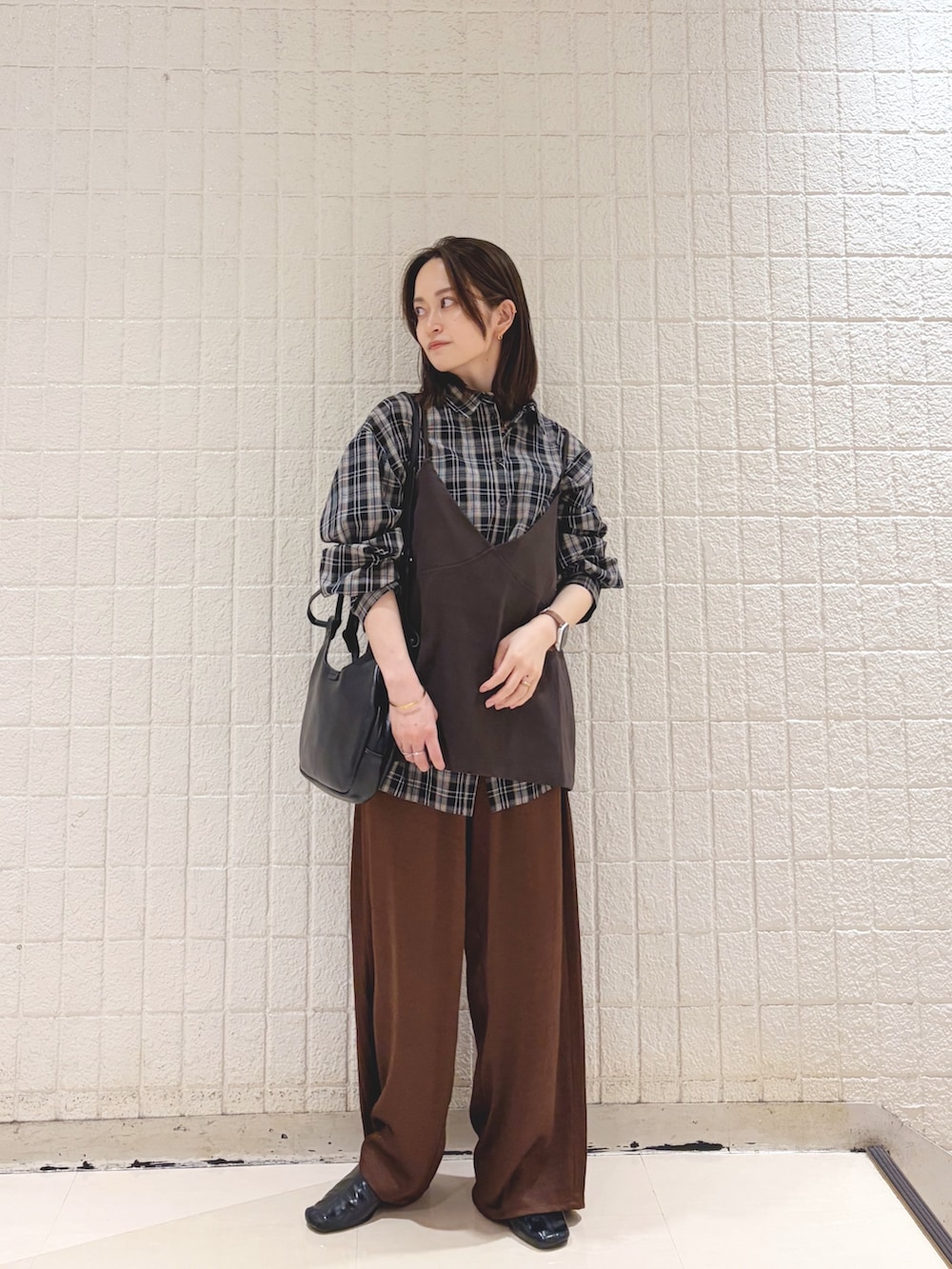 ブラック系のシャツ/ブラウス、ブラウン系のその他パンツ、ブラック系のショルダーバッグを着用したレディースの夏コーディネートの4枚目の写真