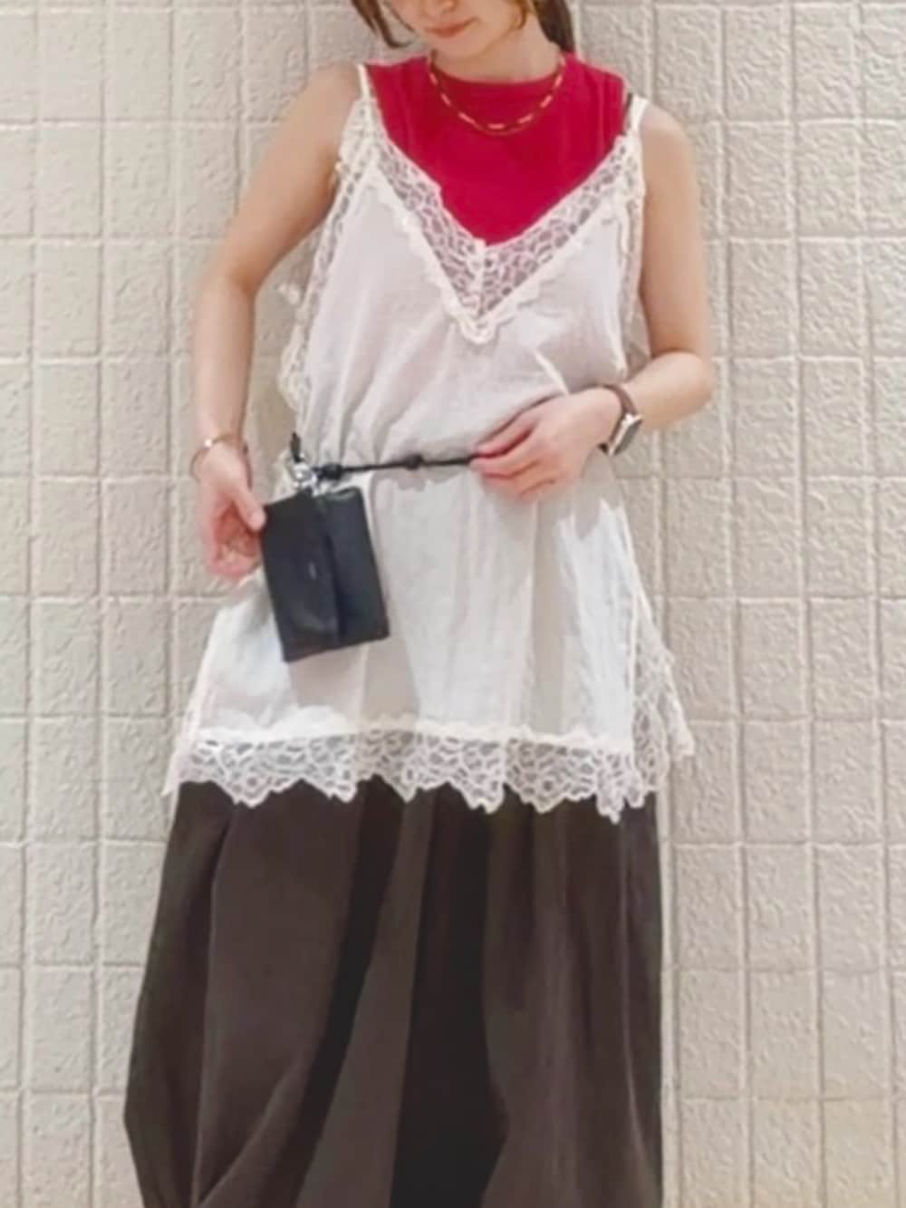 レッド系のタンクトップ、ブラウン系のその他パンツ、ホワイト系のキャミソールを着用したレディースの夏コーディネートの2枚目の写真
