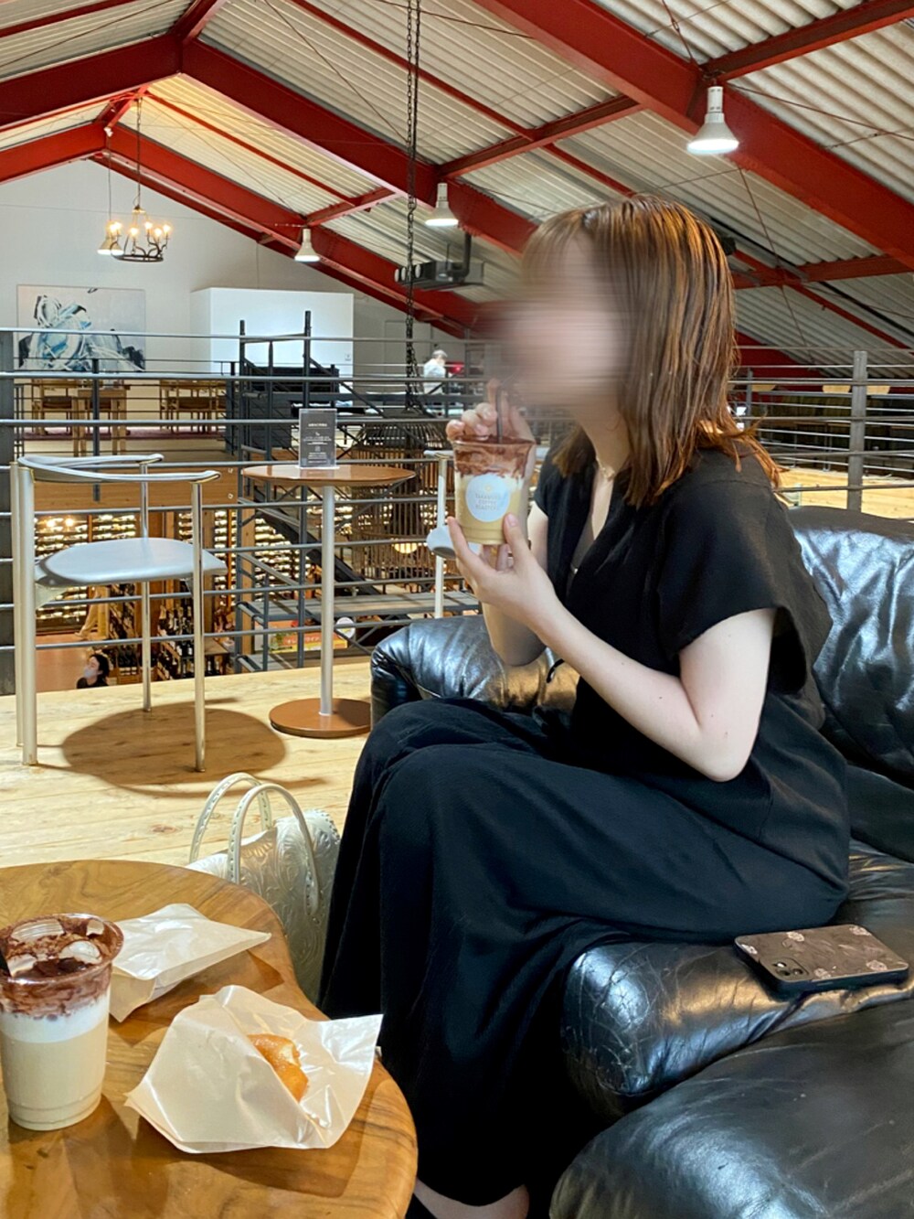 ブラック系のワンピース、ブラック系のサンダルを着用したレディースの夏コーディネートの2枚目の写真