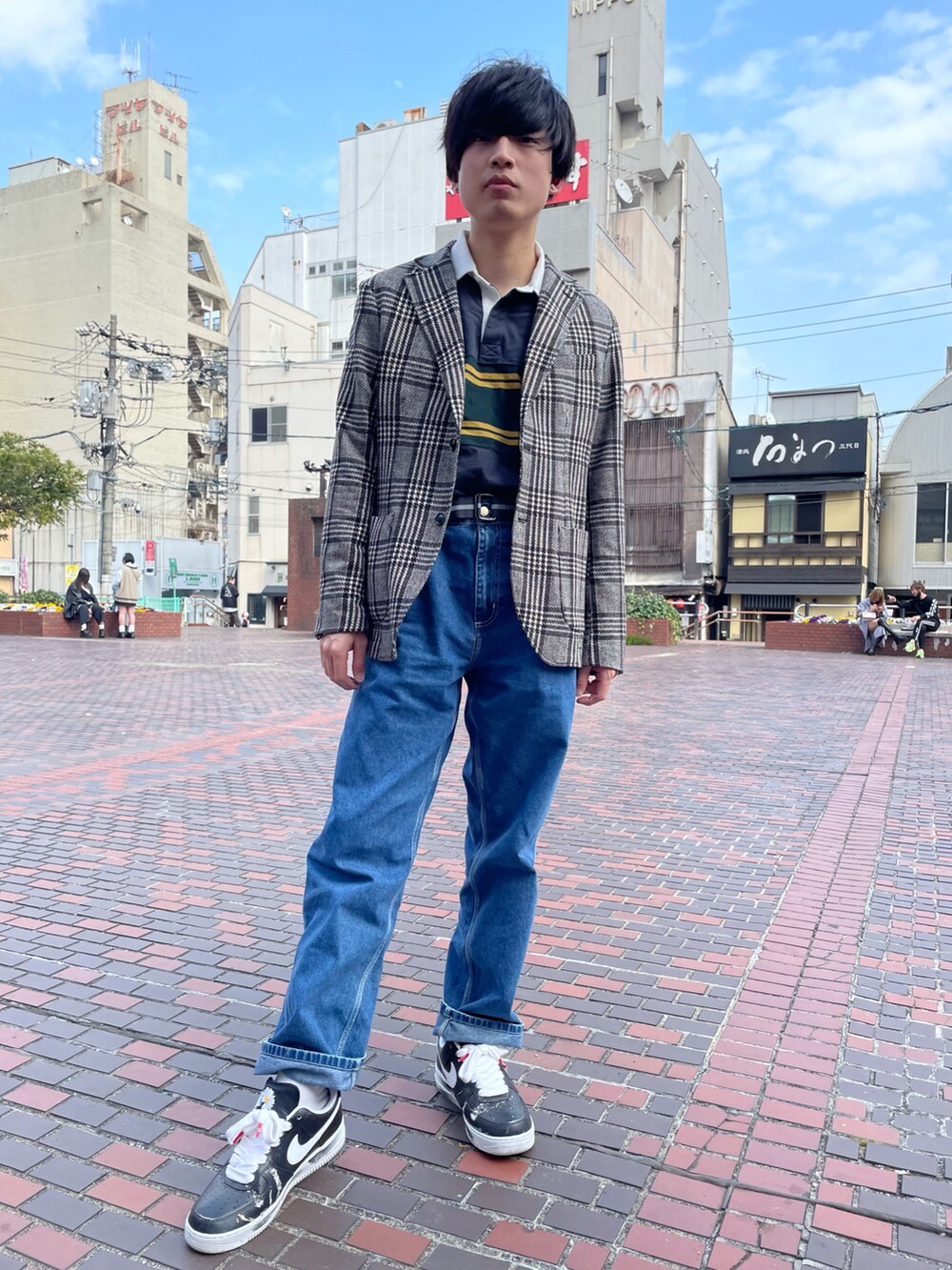 グリーン系のトップス、その他のジャケット/アウター、ブルー系のデニムパンツを着用したメンズの春コーディネートの2枚目の写真