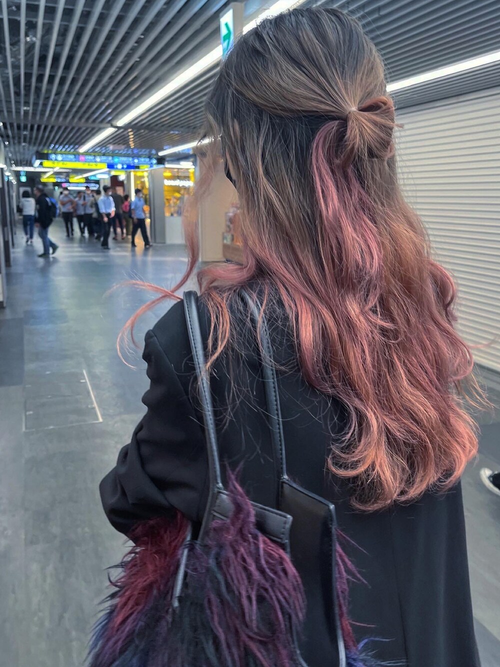 その他のトートバッグを着用したレディースの春コーディネートの3枚目の写真