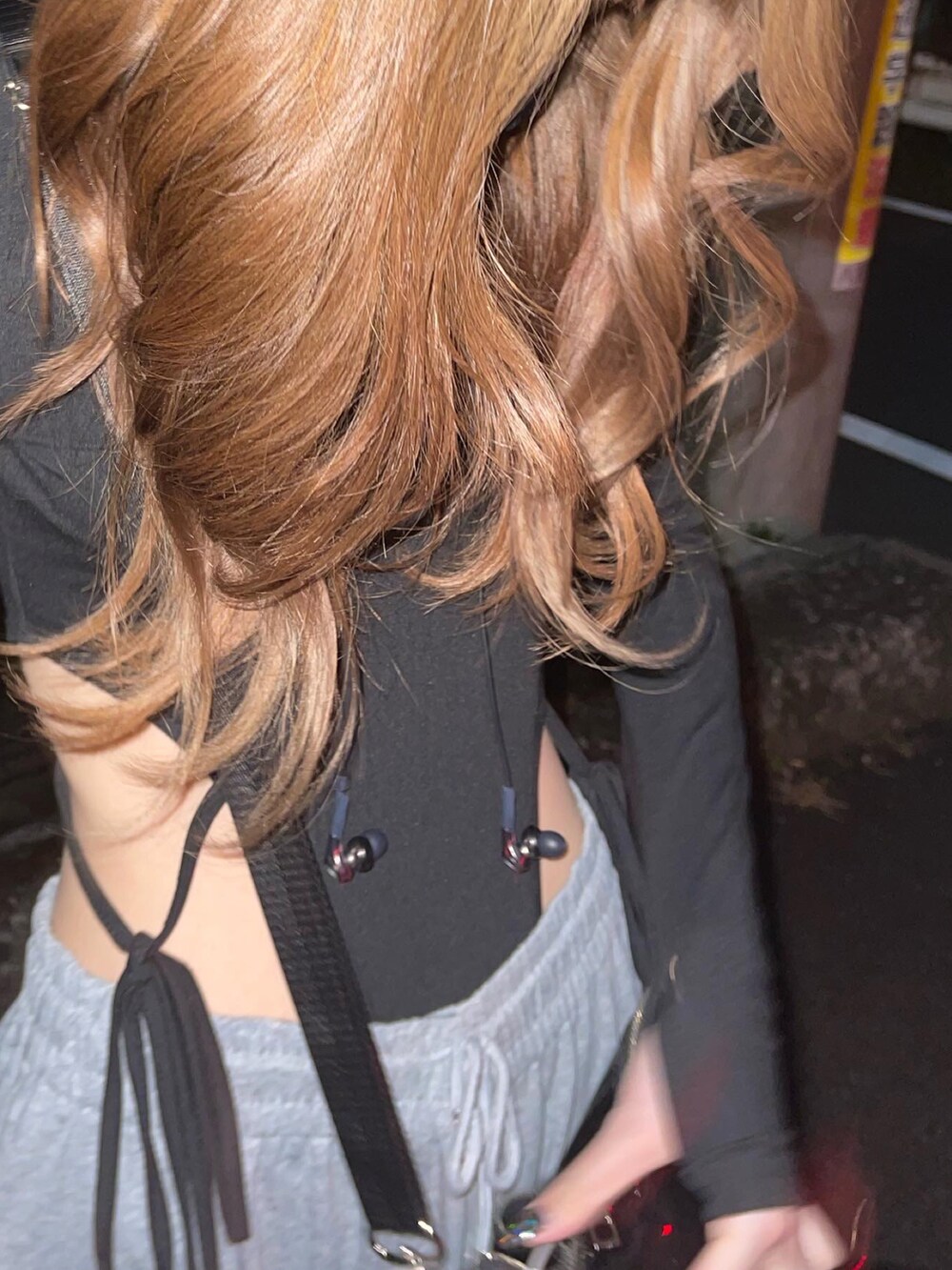 ブラック系のトップス、グレー系のスウェットパンツ、ホワイト系のスニーカーを着用したレディースの春コーディネートの4枚目の写真