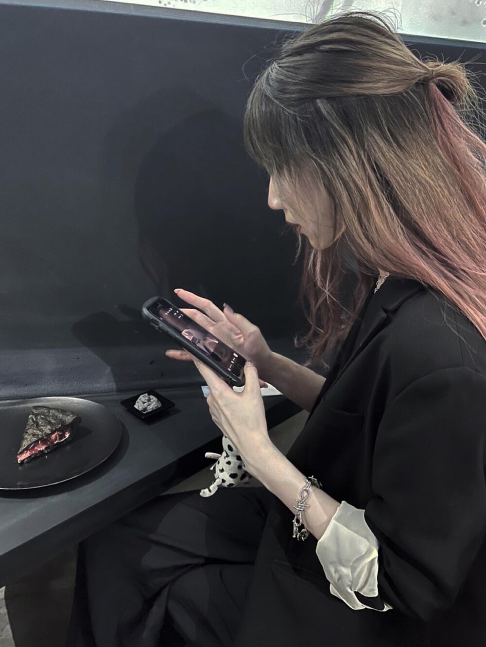 その他のトートバッグを着用したレディースの春コーディネートの2枚目の写真