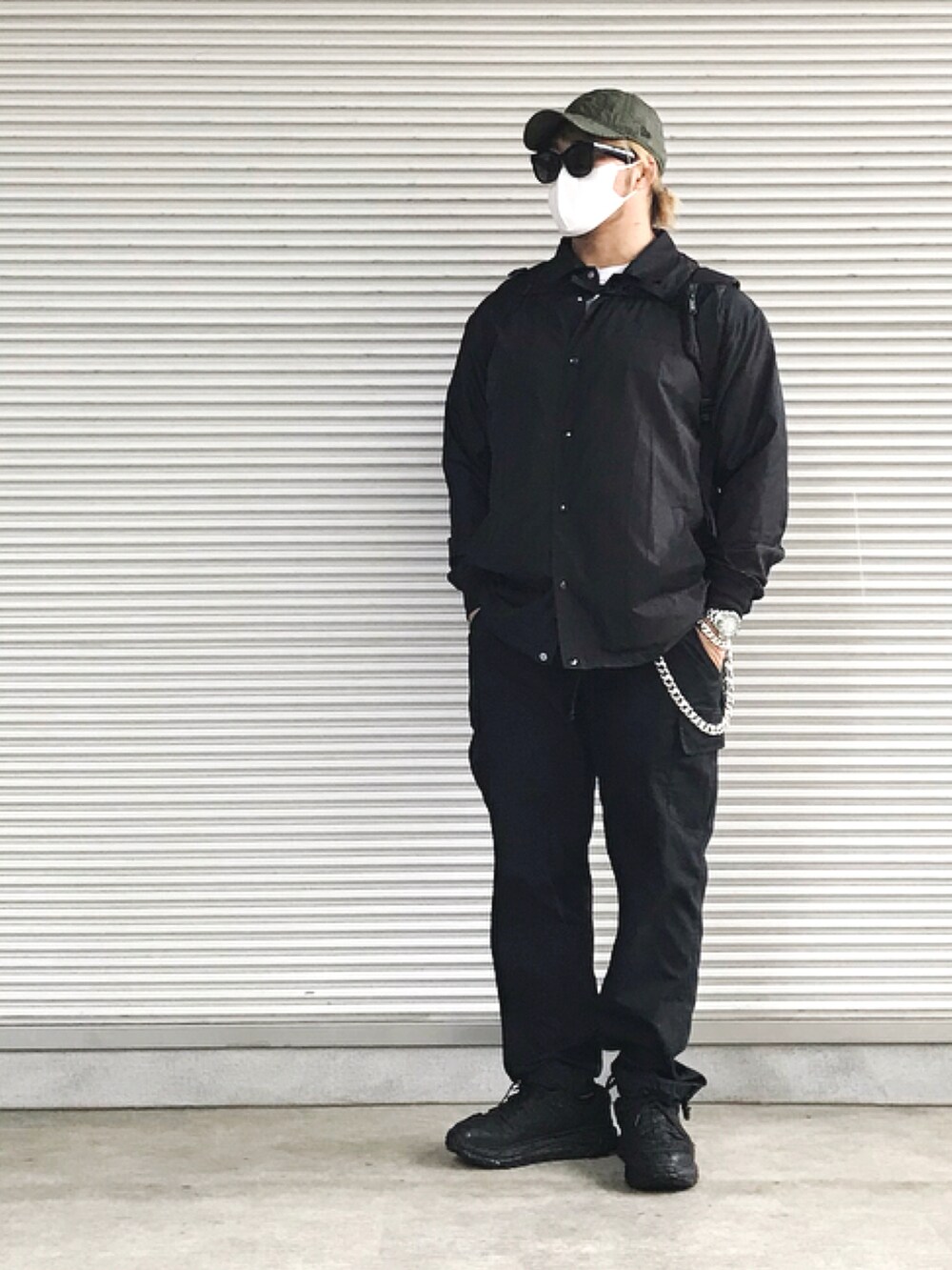 ホワイト系のTシャツ/カットソー、ブラック系のナイロンジャケット、ブラック系のバックパック/リュックを着用したメンズの春コーディネートの2枚目の写真