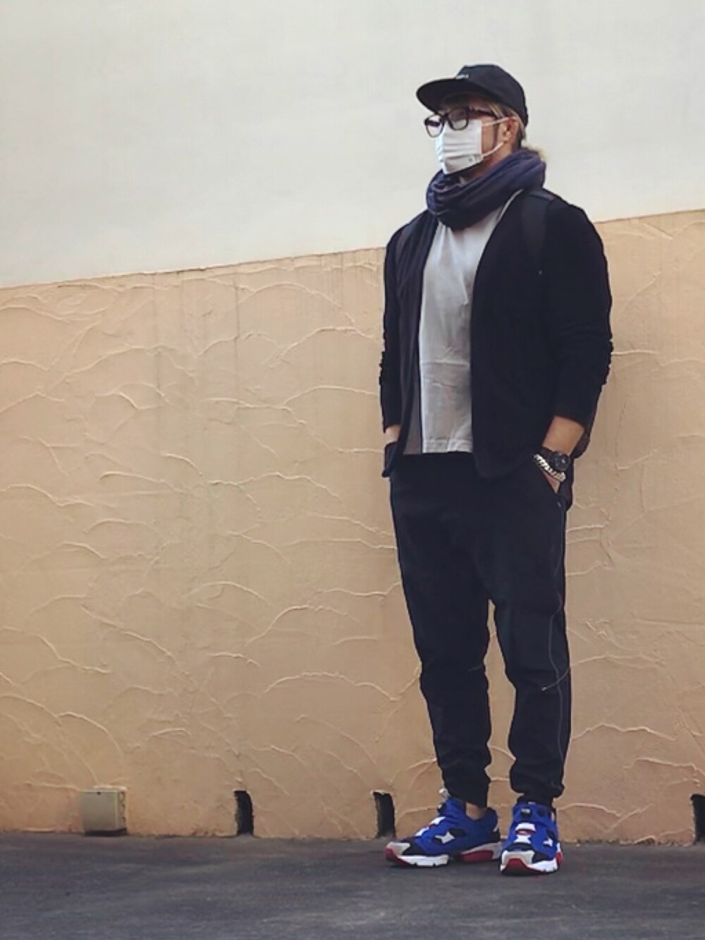 グレー系のTシャツ/カットソー、ブラック系のカーディガン/ボレロ、ブラック系のバックパック/リュックを着用したメンズの冬コーディネートの2枚目の写真