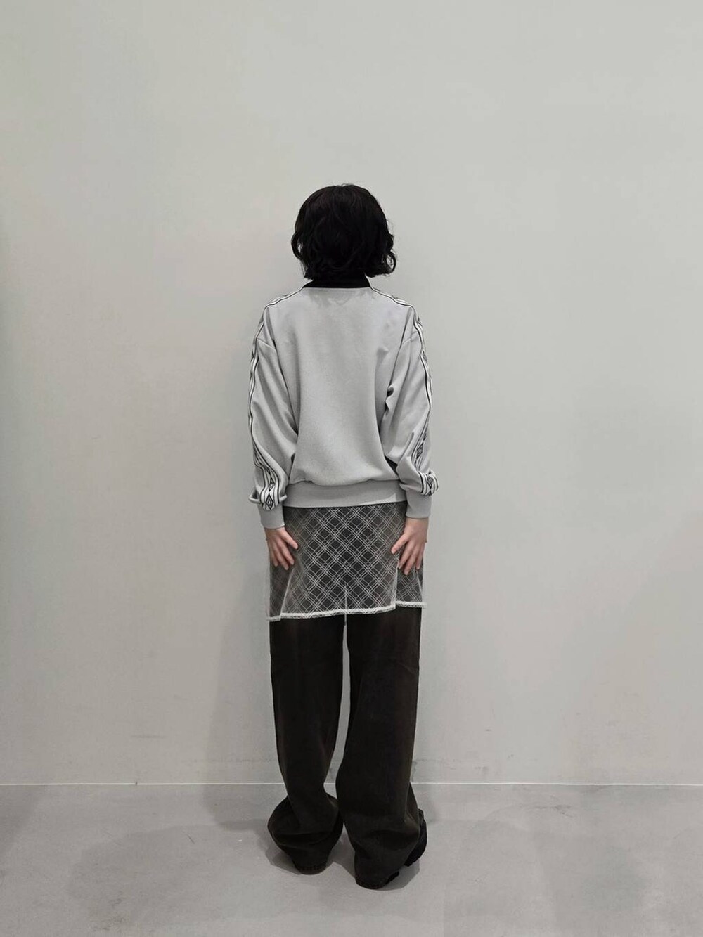 「個性派、ストリート、差し色コーデ、カジュアル、カジュアルコーデ、ALAND、韓国系、韓国ファッション、スポーティ、スポーツウェア、デニムパンツ」｜「UMBROの【UNISEX】UMBRO×ALAND／ショートトラックジャージ（ジャージ、グレー系）」を使った、ざわざわ⭐️さん（レディース・154cm）の秋コーディネートの2枚目の写真
