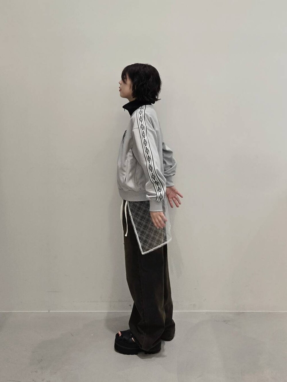 「個性派、ストリート、差し色コーデ、カジュアル、カジュアルコーデ、ALAND、韓国系、韓国ファッション、スポーティ、スポーツウェア、デニムパンツ」｜「UMBROの【UNISEX】UMBRO×ALAND／ショートトラックジャージ（ジャージ、グレー系）」を使った、ざわざわ⭐️さん（レディース・154cm）の秋コーディネートの3枚目の写真