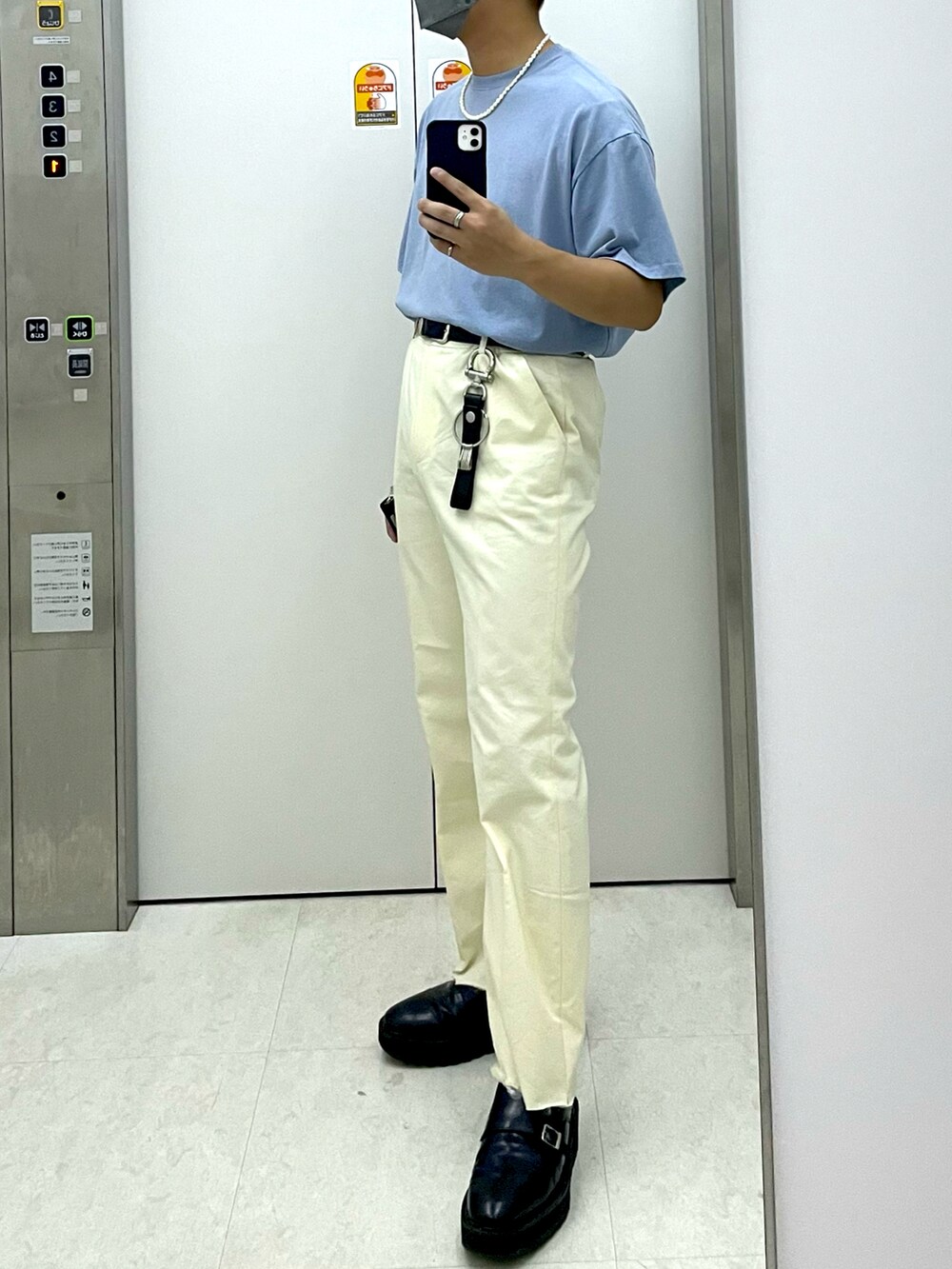 ブルー系のTシャツ/カットソー、ブラック系のショルダーバッグ、ホワイト系のパンツを着用したメンズの秋コーディネートの2枚目の写真