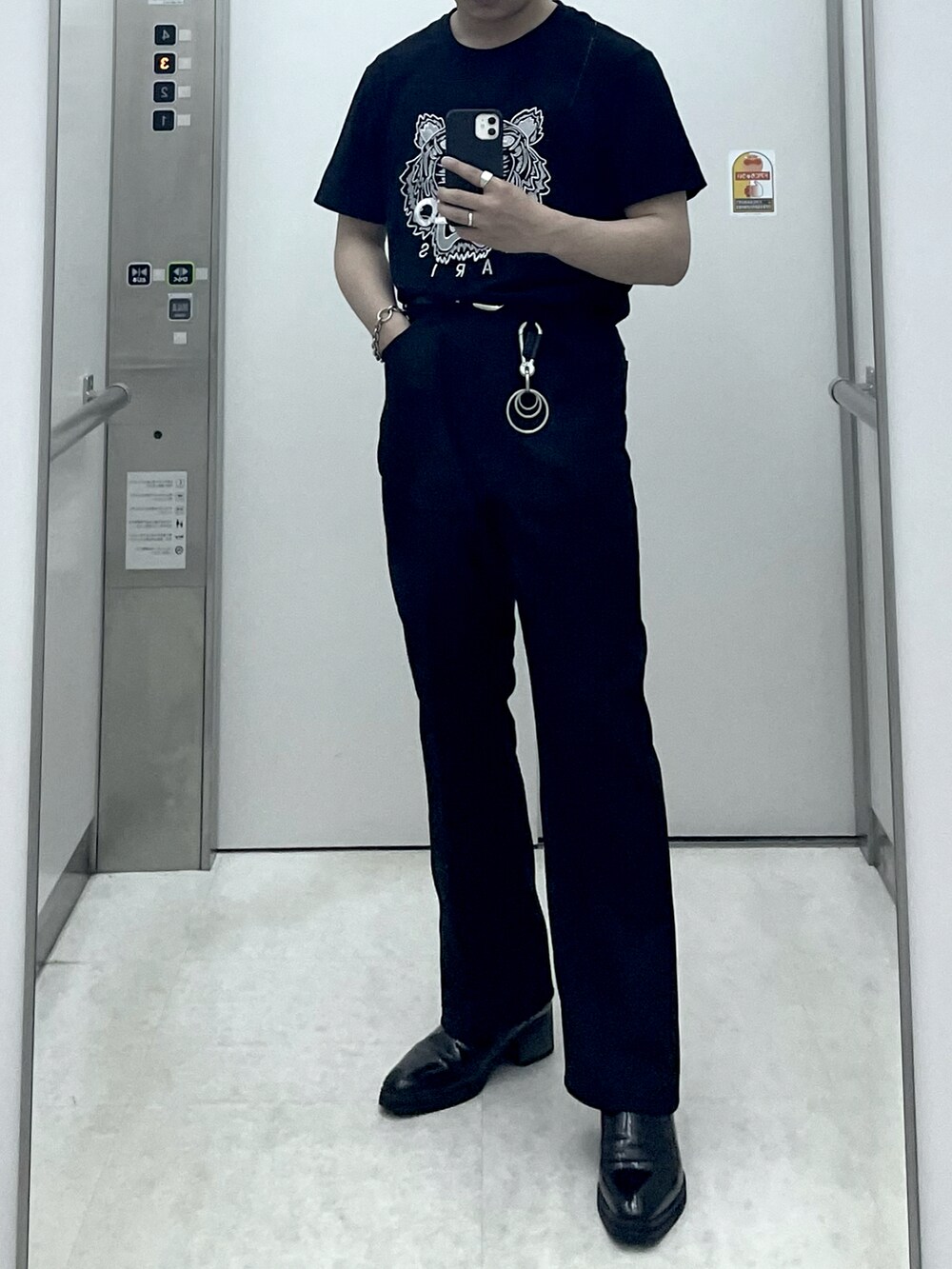 ブラック系のTシャツ/カットソー、ブラック系のブルゾン、ブラック系のスラックスを着用したメンズの春コーディネートの2枚目の写真