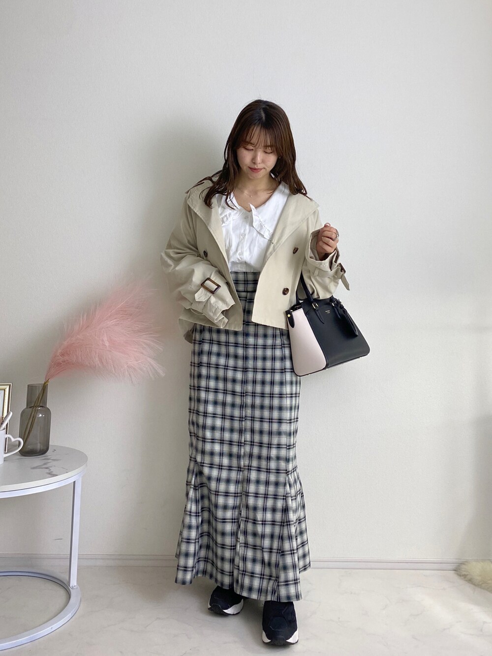「春服みてみて、tiptop、ショートトレンチ、トレンチコート、Chillfar、マーメイドスカート、チェックスカート、モノトーンコーデ、モノトーンに差し色、大人ガーリー、オトナカワイイ、低身長女子、150cmコーデ、春アウター、あやちゃんコーデ」｜「tiptopのベルト付きトレンチジャケット（トレンチコート、ホワイト系）」を使った、ayachan❀さん（レディース・150cm）の春コーディネートの2枚目の写真