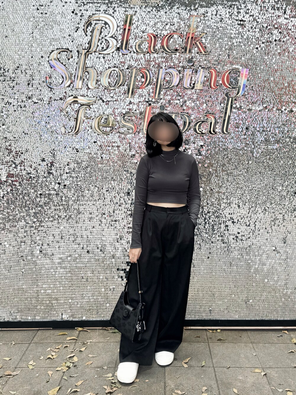 シルバー系のネックレスを着用したレディースの冬コーディネートの2枚目の写真