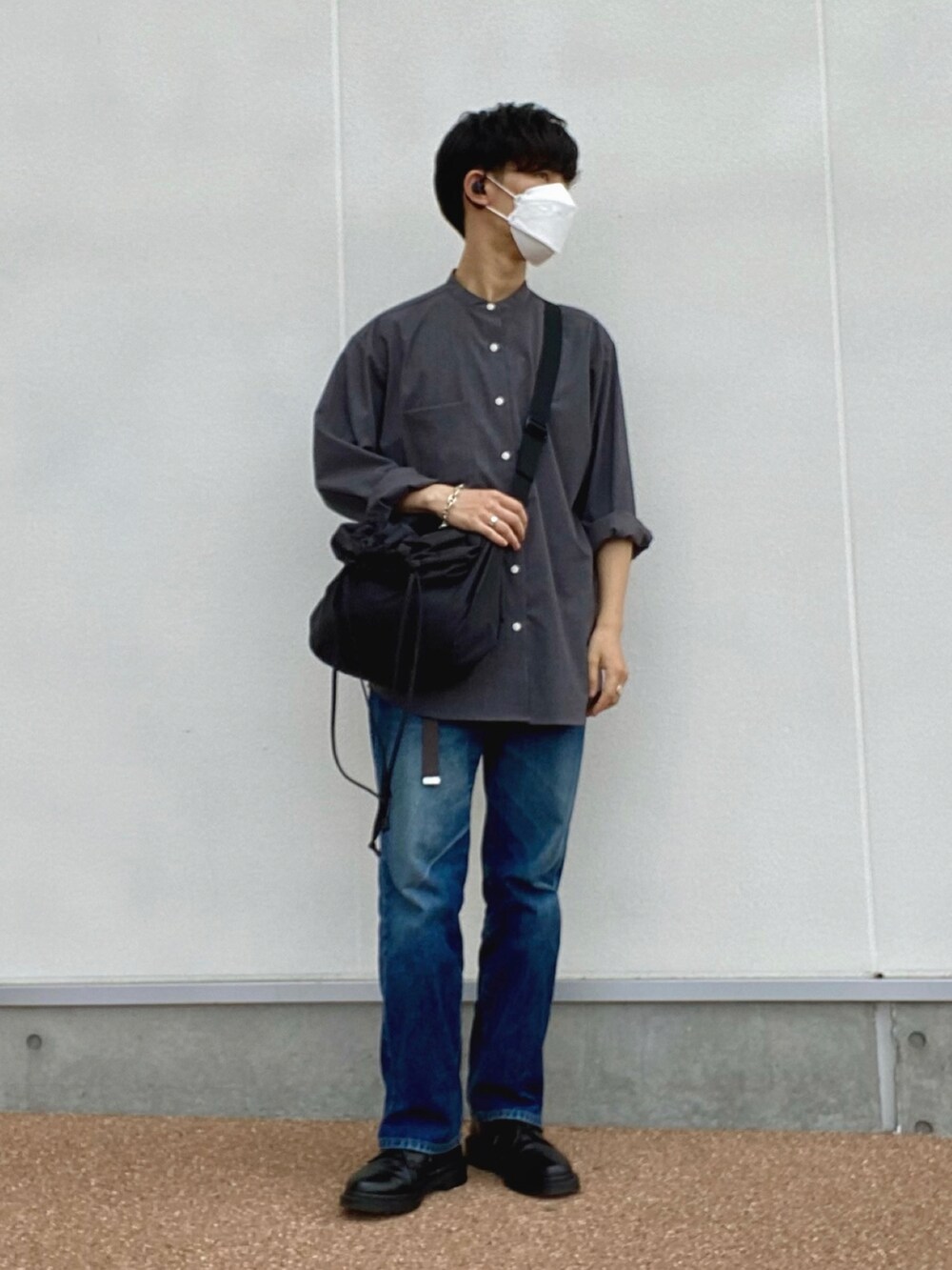 「秋コーデ、休日コーデ、プチプラ、ショルダーバッグ、デニムパンツ、シャツスタイル、革靴、古着MIX、UNIQLO、きれいめカジュアル」｜「Dr. MartensのDr.Martens / ドクターマーチン 1461 3EYE GIBSON SHOE 3ホール ギブソン シューズ（ドレスシューズ、ブラック系）」を使った、ryoseiさん（メンズ・172cm）の秋コーディネートの2枚目の写真