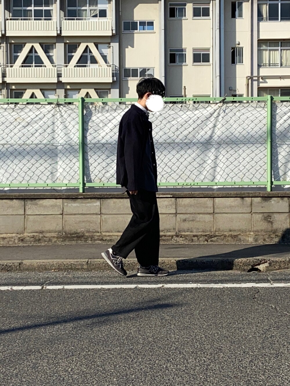 「秋コーデ、WEARハロウィン2022、休日スタイル、プチプラ、きれいめカジュアル、レイヤードスタイル、カーディガン、シャツスタイル、タートルネック、タックイン、デニム、スニーカーコーデ」｜「WYM LIDNMの【WYM LIDNM】VINTAGE BLACK WASH DENIM SET-UP -Instagram Ex.-（セットアップ、ブラック系）」を使った、ryoseiさん（メンズ・172cm）の秋コーディネートの3枚目の写真