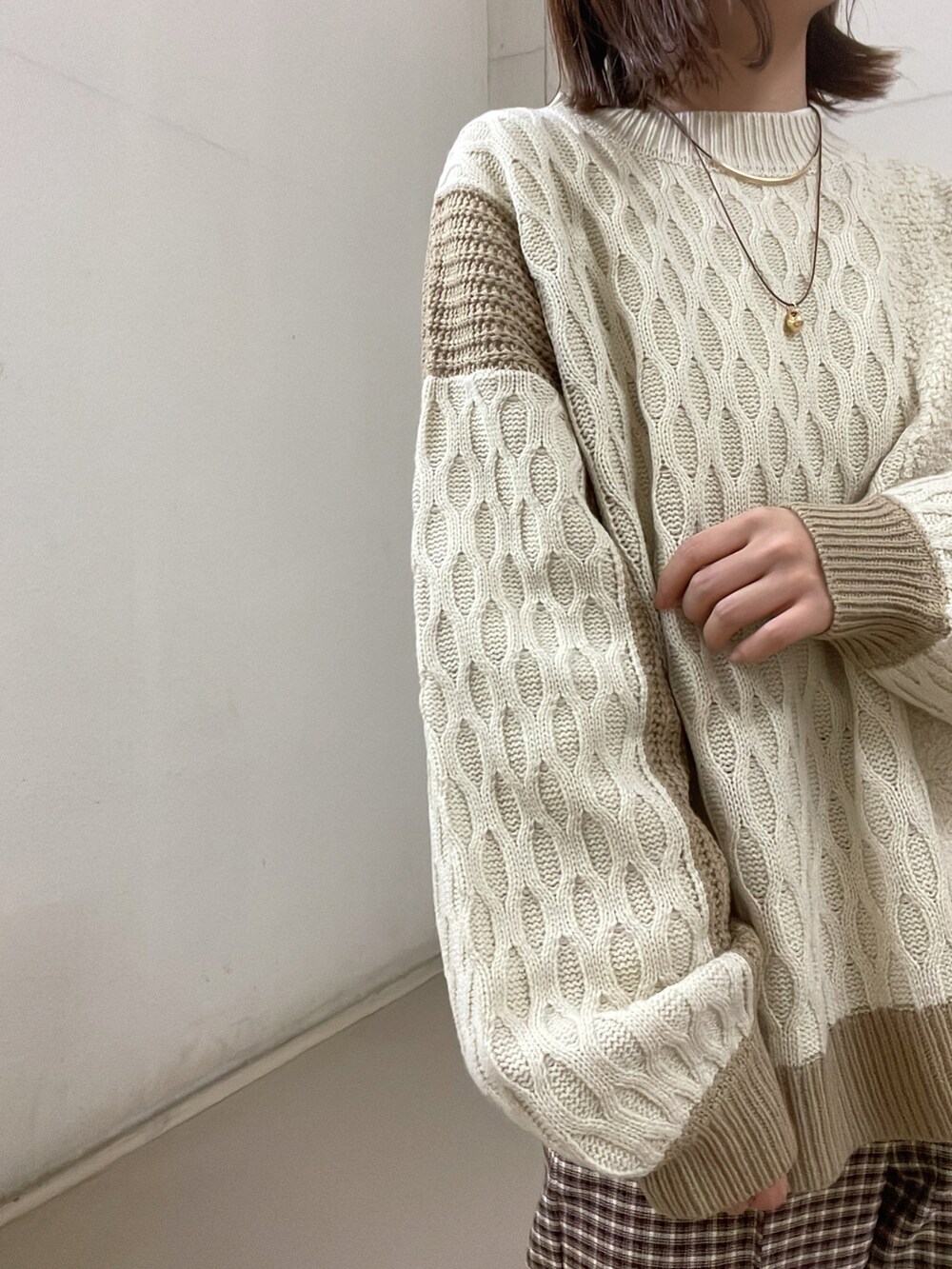 ホワイト系のニット/セーター、オレンジ系のその他パンツを着用したレディースの冬コーディネートの2枚目の写真