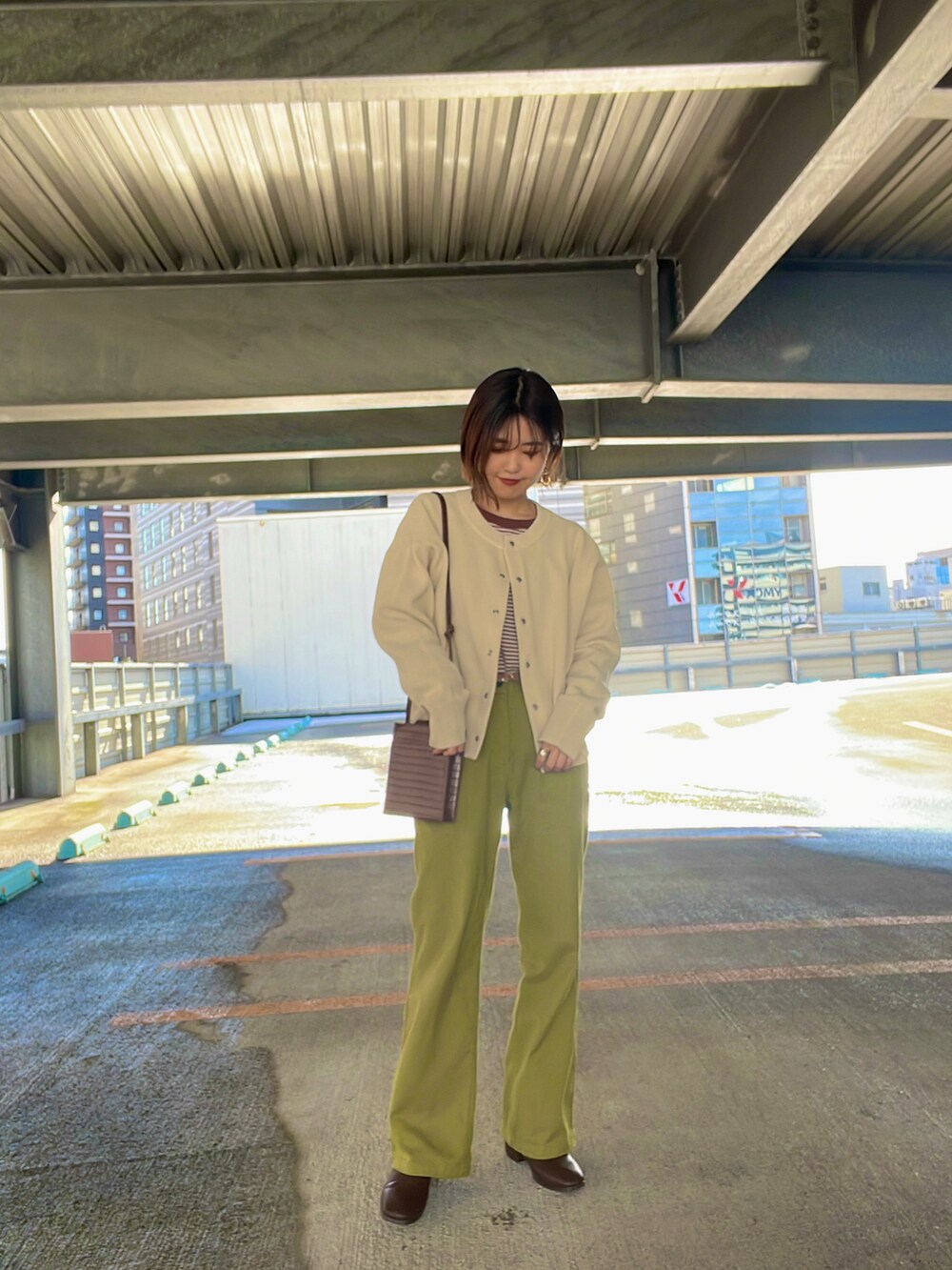 ホワイト系のカーディガン/ボレロ、ブラウン系のTシャツ/カットソー、グリーン系のその他パンツを着用したレディースの冬コーディネートの2枚目の写真