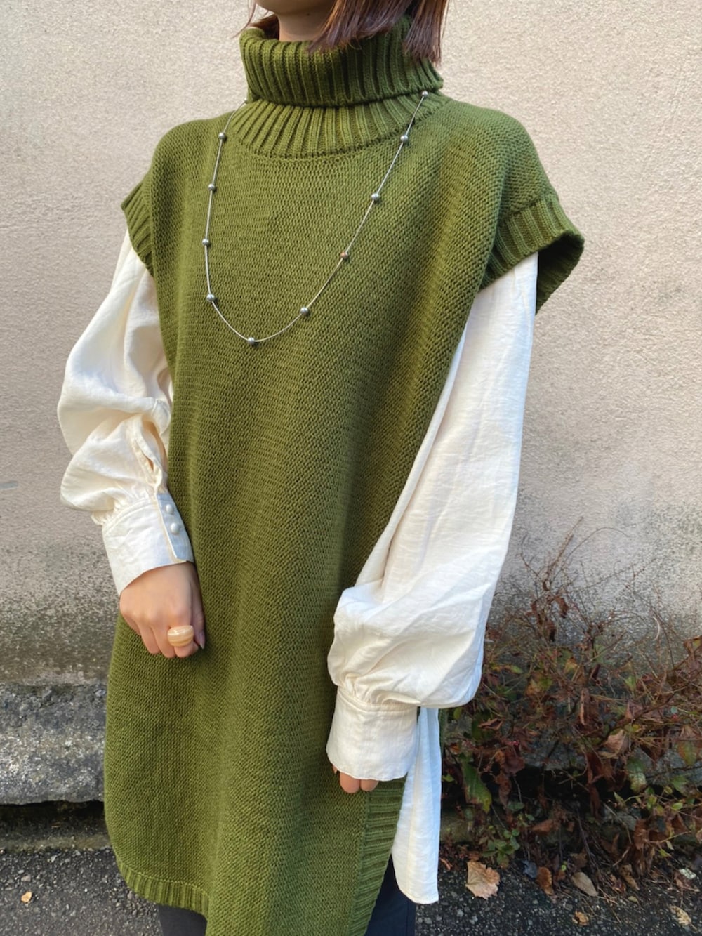 グリーン系のチュニック、ホワイト系のシャツ/ブラウス、グレー系のその他パンツを着用したレディースの秋コーディネートの3枚目の写真