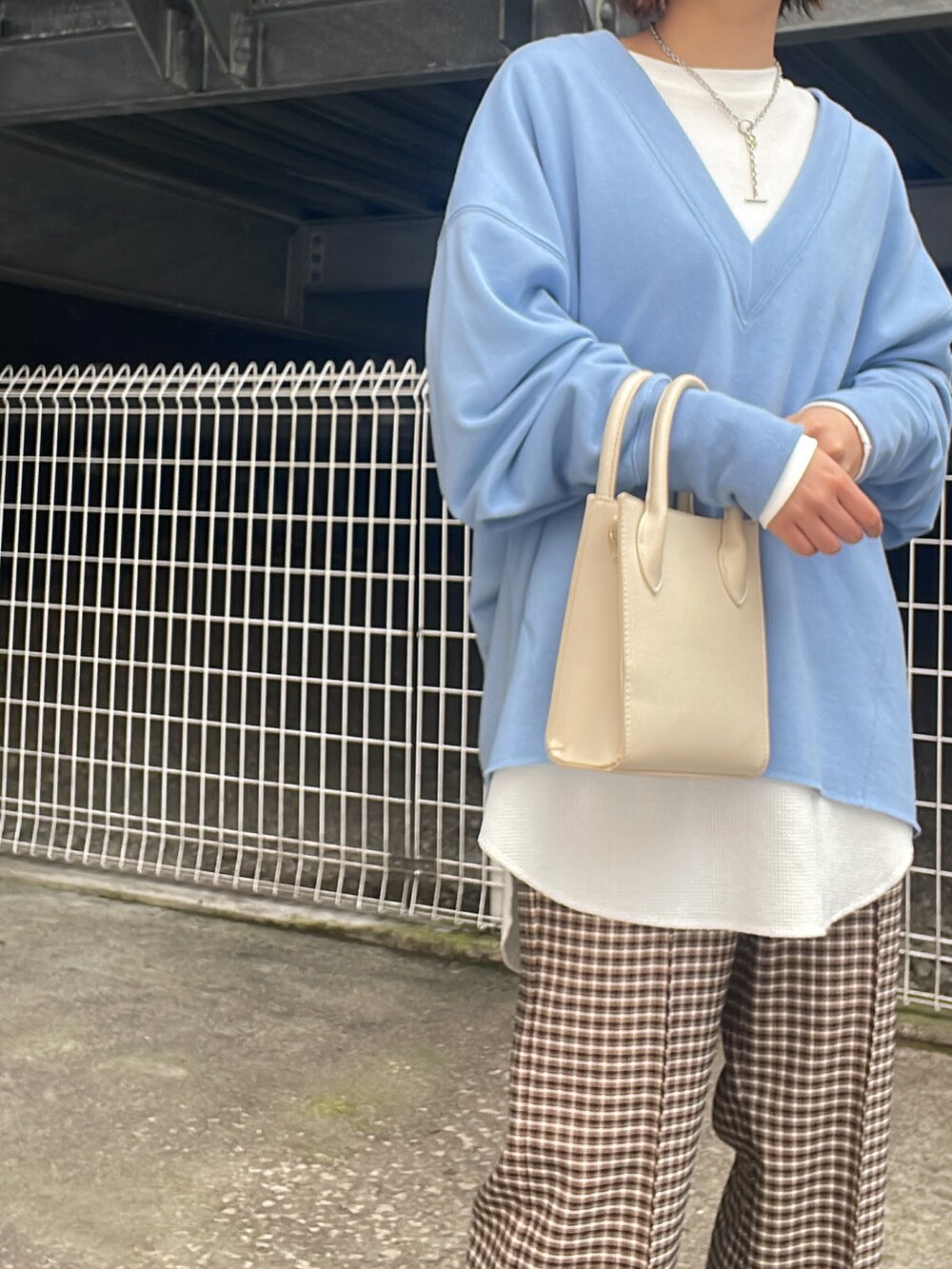 ブルー系のスウェット、オレンジ系のその他パンツを着用したレディースの冬コーディネートの2枚目の写真